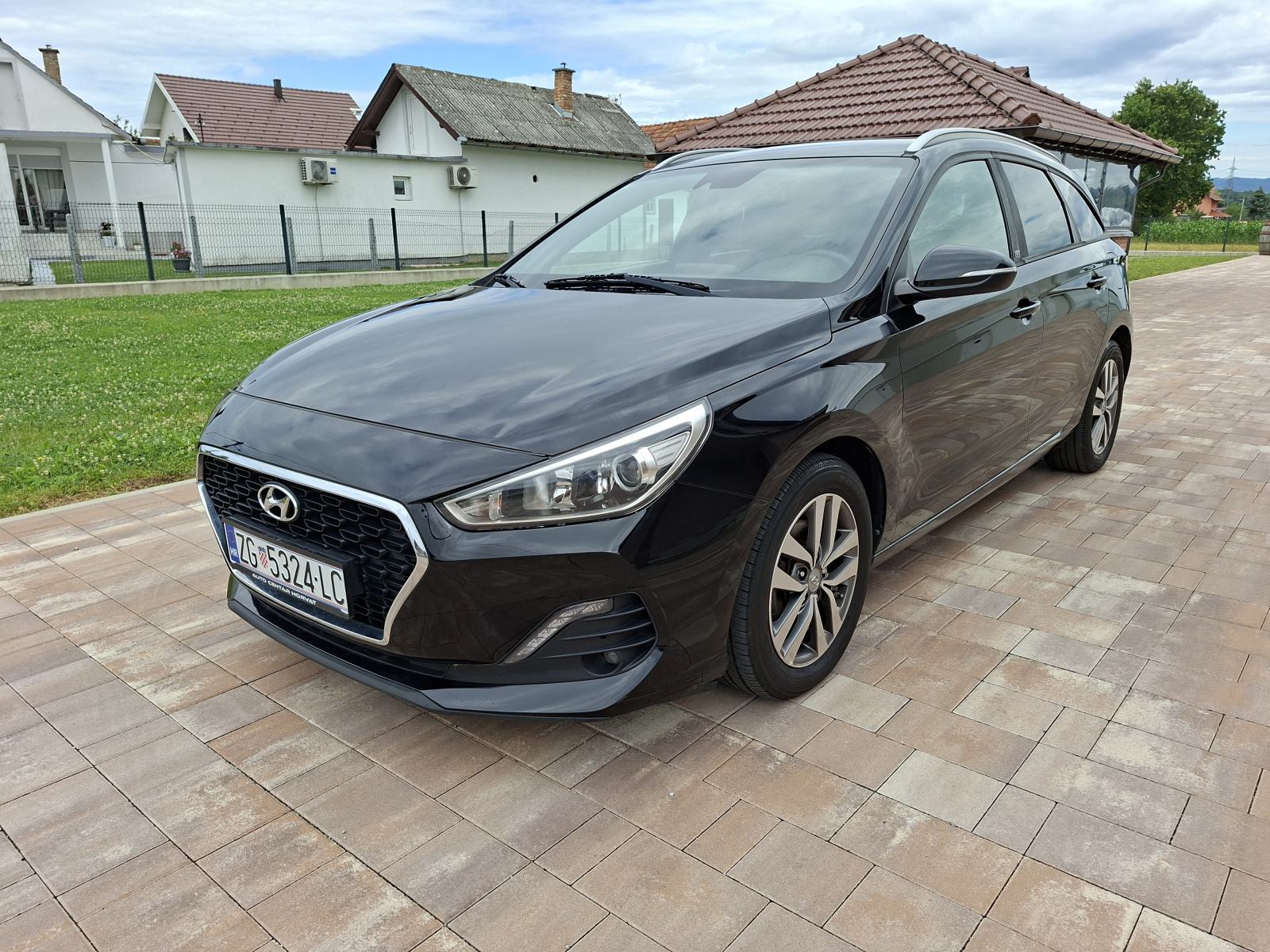 Hyundai i30 1.6 CRDi **REG-1-GOD** KLIMA NAVIGACIJA **KREDIT-KARTICE**, pogled izvana - slika 1