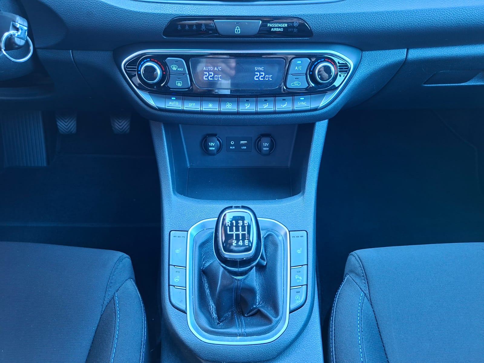 Hyundai i30 1.6 CRDi **REG-1-GOD** KLIMA NAVIGACIJA **KREDIT-KARTICE**, fotografija 19