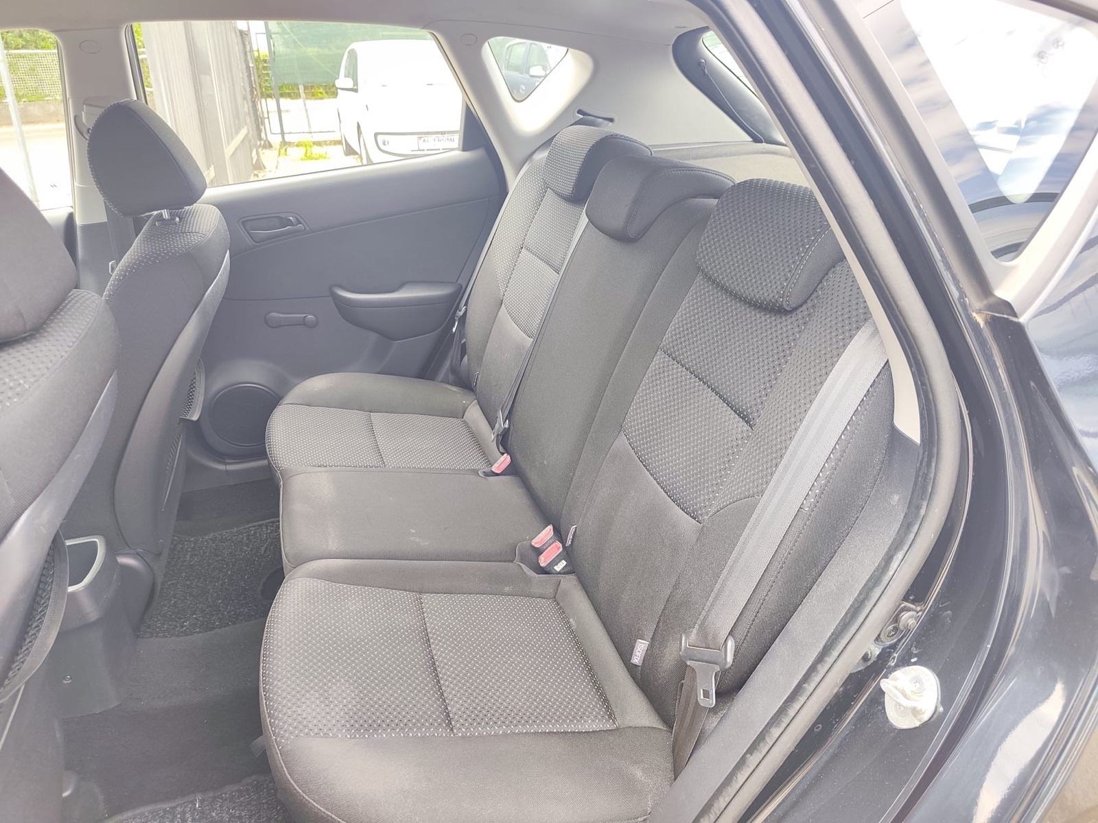 Hyundai i30 1,6 CRDi / ODLIČAN / REG 1 GOD // JAMSTVO 12 MJ //, fotografija 13