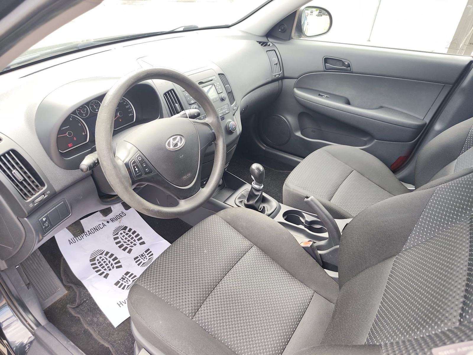 Hyundai i30 1,6 CRDi / ODLIČAN / REG 1 GOD // JAMSTVO 12 MJ //, fotografija 14