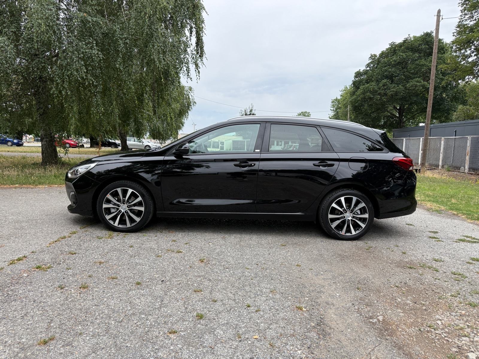 Hyundai i30 1,6 CRDi YES-PANORAMA-NAVI-NOVE GUME-VELIKI SERVIS-JAMSTVO, fotografija 2