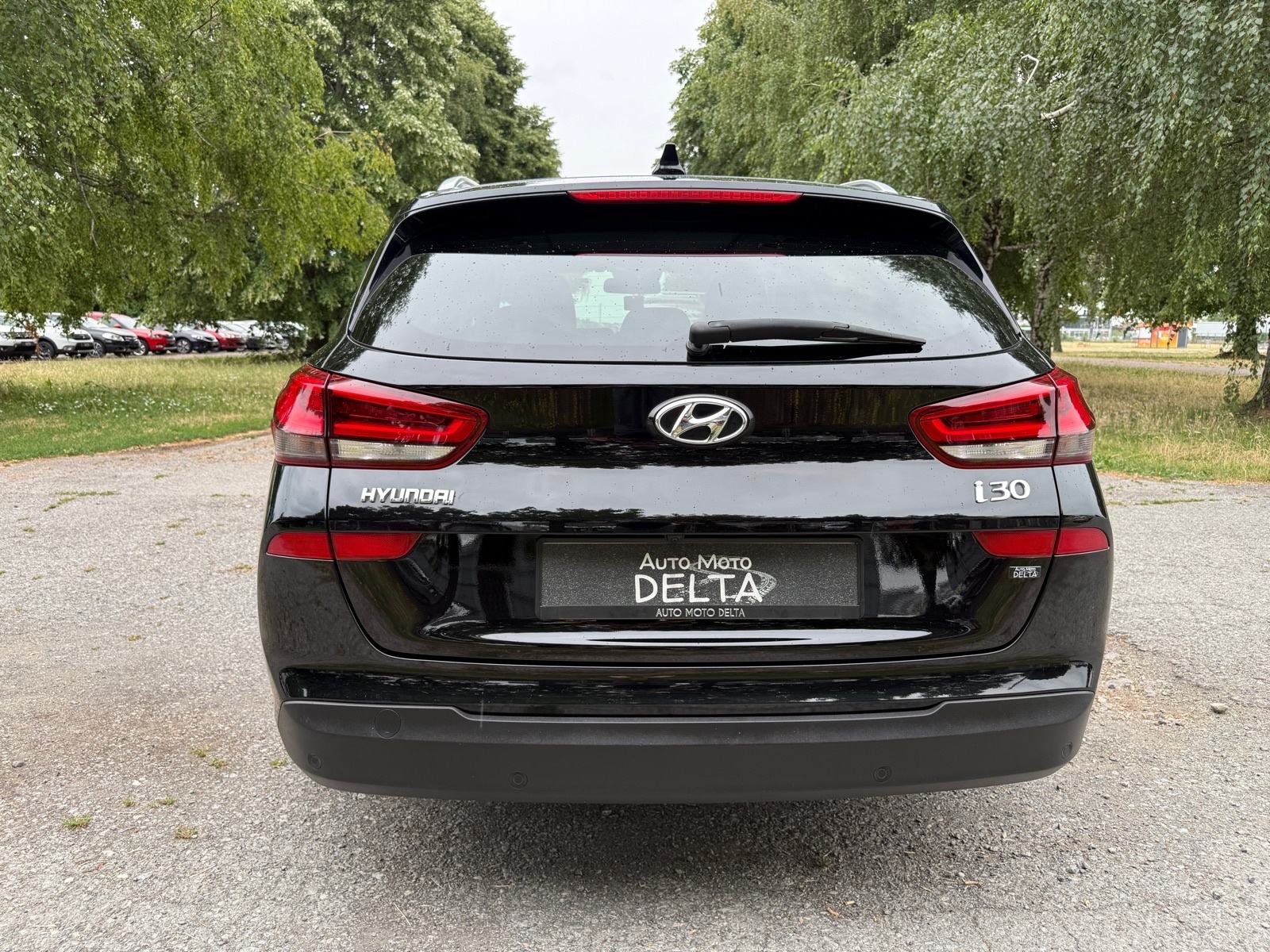 Hyundai i30 1,6 CRDi YES-PANORAMA-NAVI-NOVE GUME-VELIKI SERVIS-JAMSTVO, fotografija 4