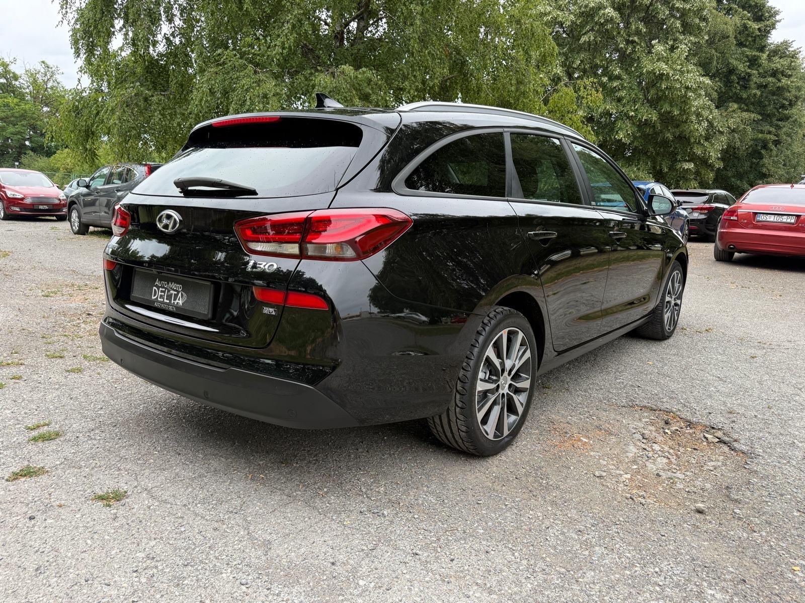 Hyundai i30 1,6 CRDi YES-PANORAMA-NAVI-NOVE GUME-VELIKI SERVIS-JAMSTVO, fotografija 5