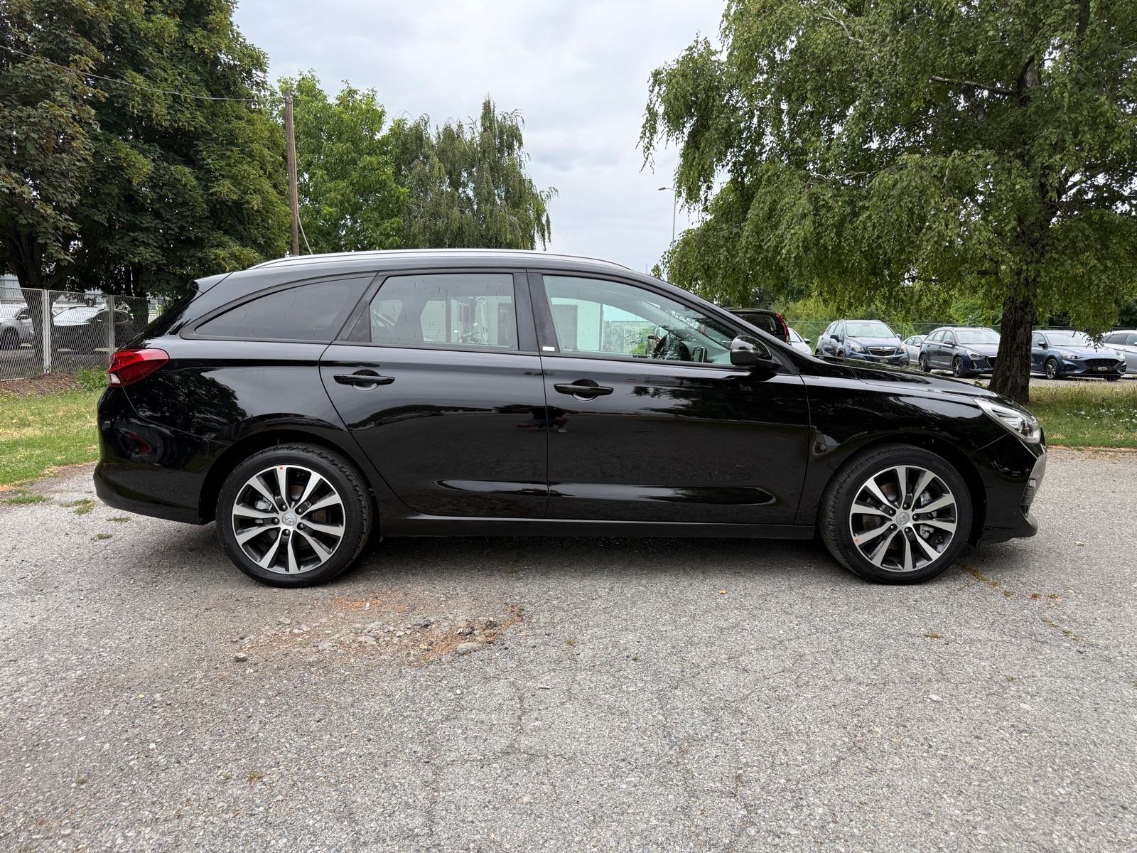 Hyundai i30 1,6 CRDi YES-PANORAMA-NAVI-NOVE GUME-VELIKI SERVIS-JAMSTVO, fotografija 6