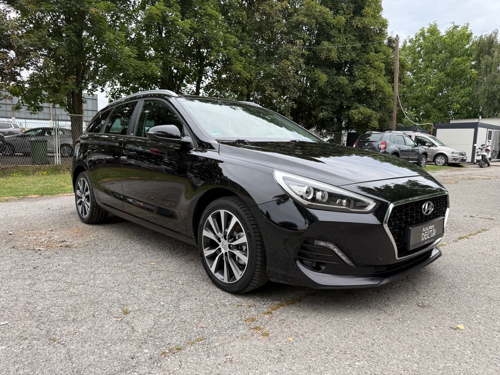 Hyundai i30 1,6 CRDi YES-PANORAMA-NAVI-NOVE GUME-VELIKI SERVIS-JAMSTVO, fotografija 7