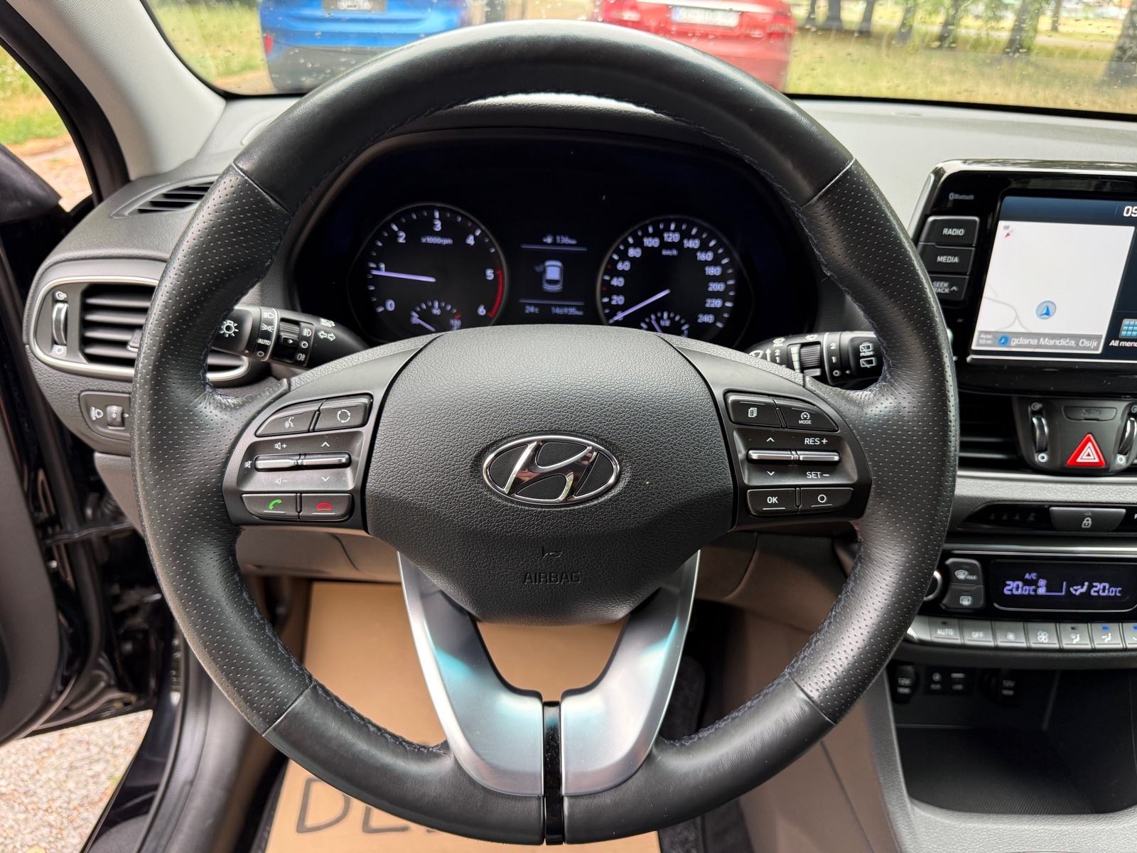 Hyundai i30 1,6 CRDi YES-PANORAMA-NAVI-NOVE GUME-VELIKI SERVIS-JAMSTVO, fotografija 13