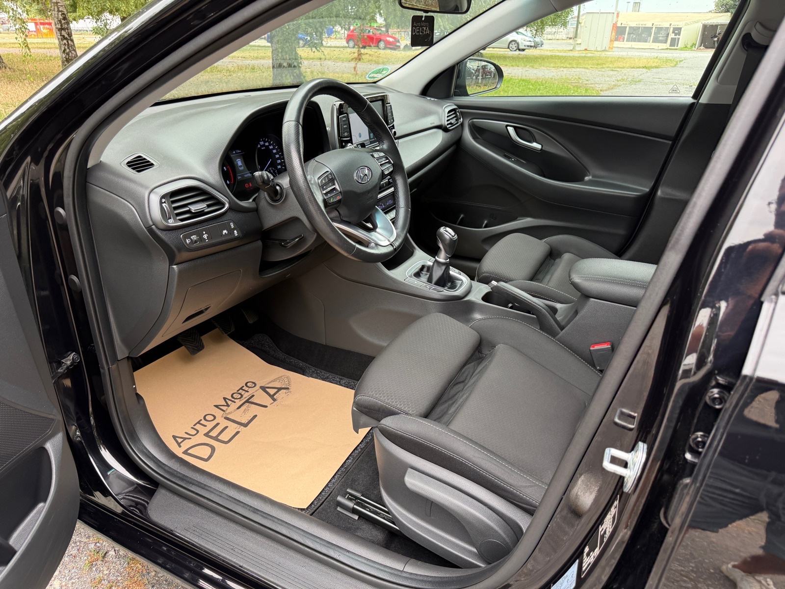 Hyundai i30 1,6 CRDi YES-PANORAMA-NAVI-NOVE GUME-VELIKI SERVIS-JAMSTVO, fotografija 11