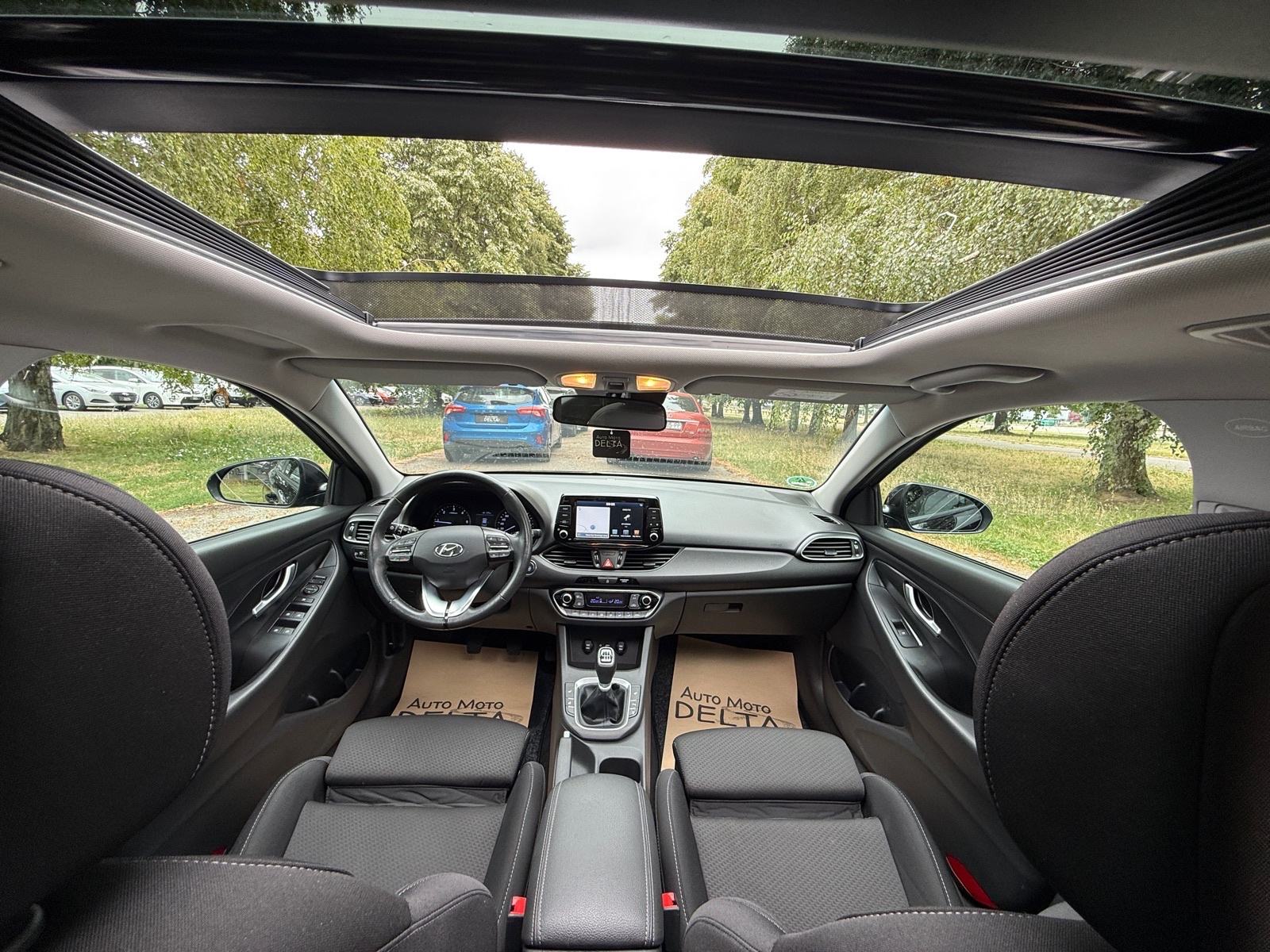 Hyundai i30 1,6 CRDi YES-PANORAMA-NAVI-NOVE GUME-VELIKI SERVIS-JAMSTVO, fotografija 16