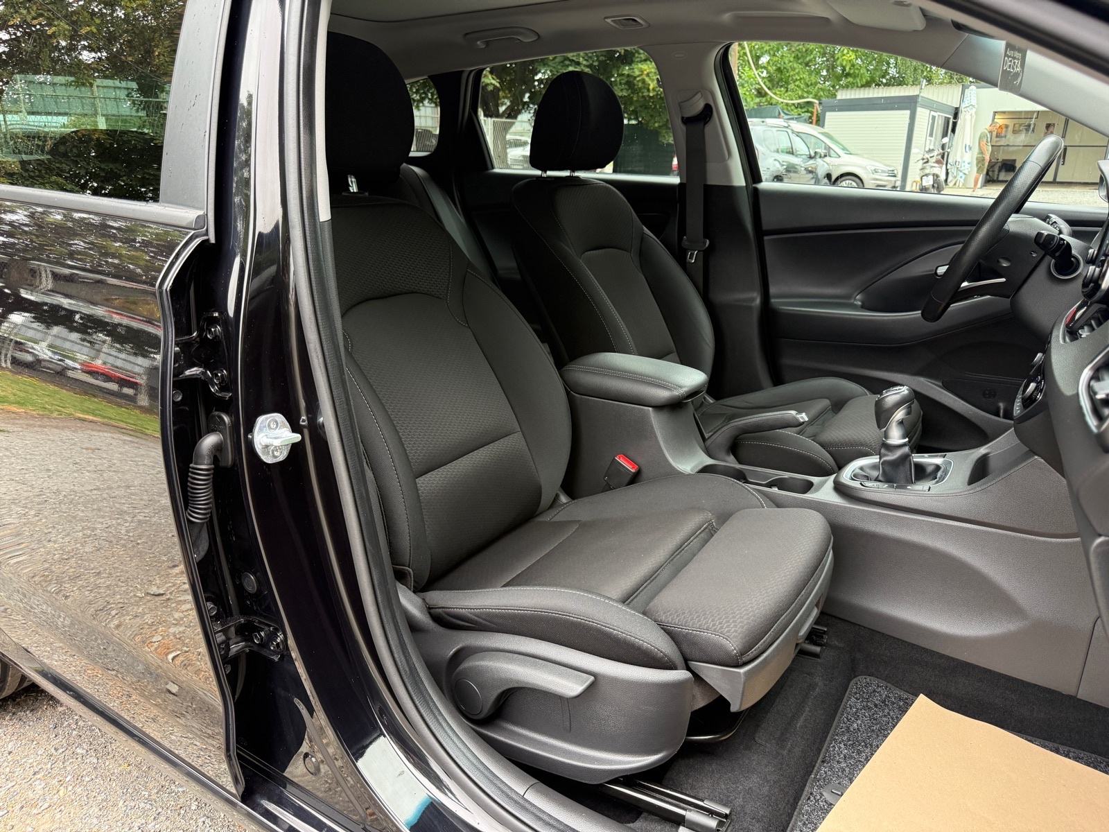 Hyundai i30 1,6 CRDi YES-PANORAMA-NAVI-NOVE GUME-VELIKI SERVIS-JAMSTVO, fotografija 19