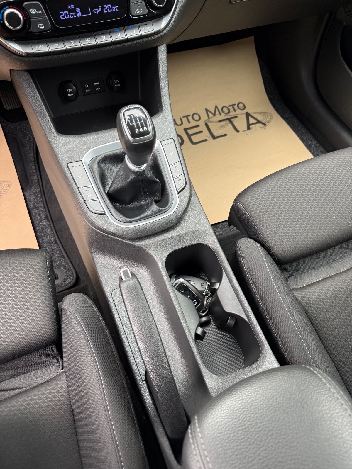 Hyundai i30 1,6 CRDi YES-PANORAMA-NAVI-NOVE GUME-VELIKI SERVIS-JAMSTVO, fotografija 15
