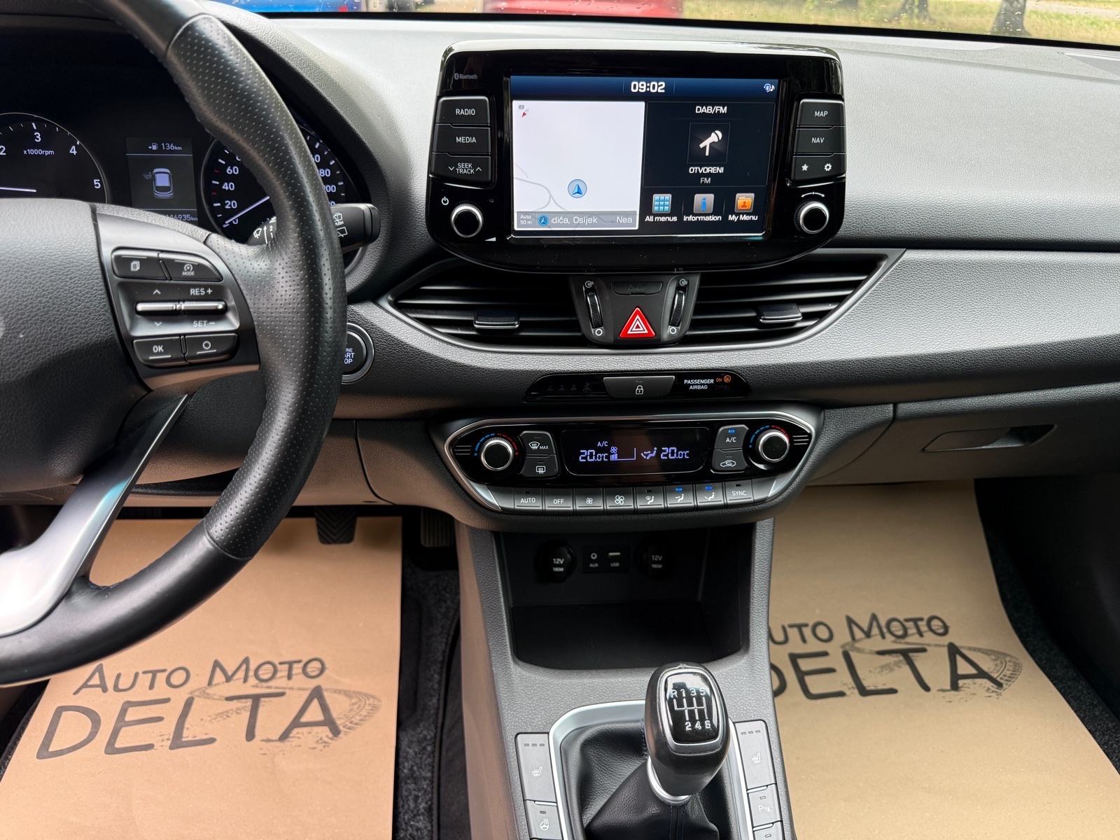 Hyundai i30 1,6 CRDi YES-PANORAMA-NAVI-NOVE GUME-VELIKI SERVIS-JAMSTVO, fotografija 14