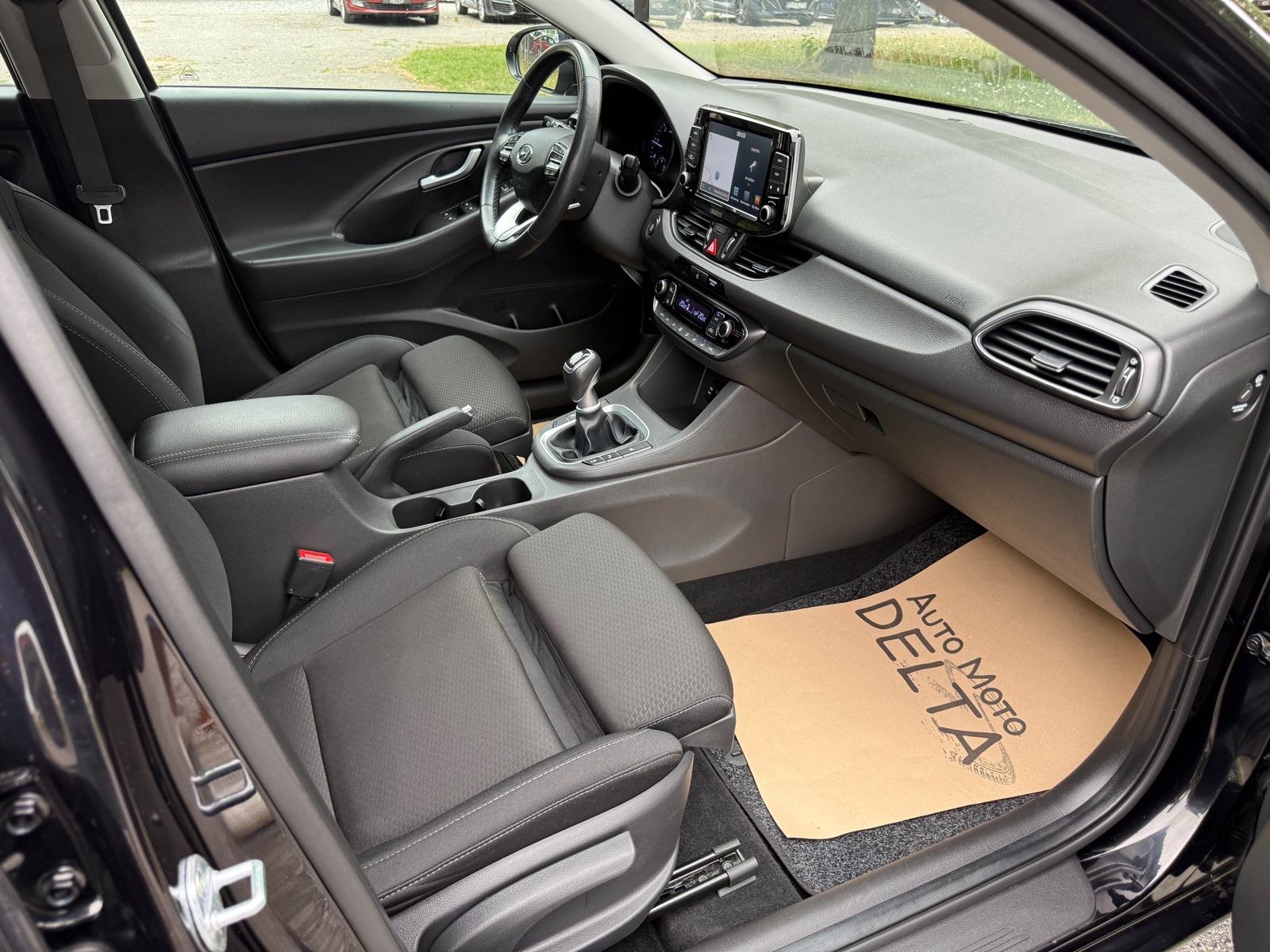 Hyundai i30 1,6 CRDi YES-PANORAMA-NAVI-NOVE GUME-VELIKI SERVIS-JAMSTVO, fotografija 18