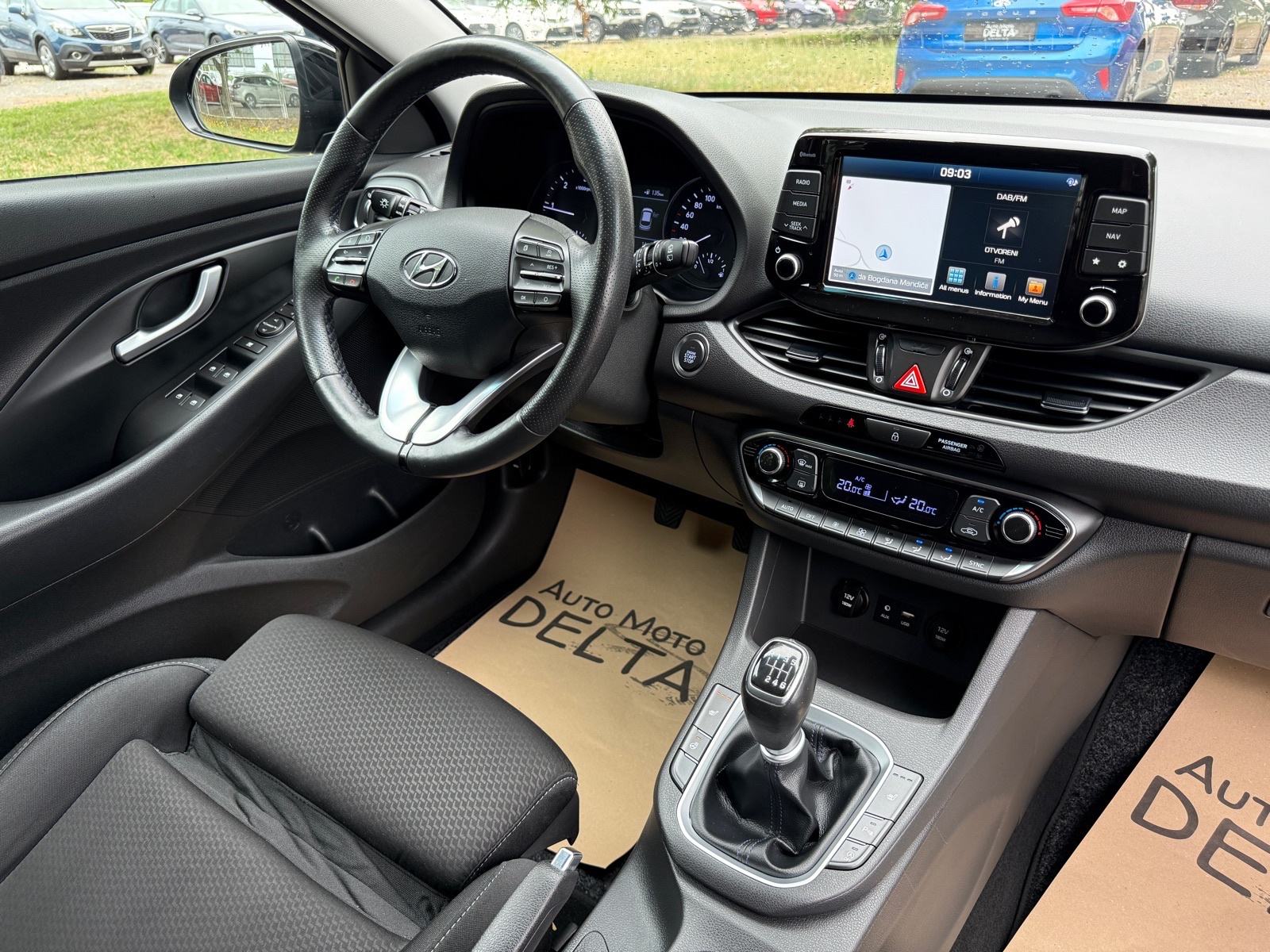 Hyundai i30 1,6 CRDi YES-PANORAMA-NAVI-NOVE GUME-VELIKI SERVIS-JAMSTVO, fotografija 17