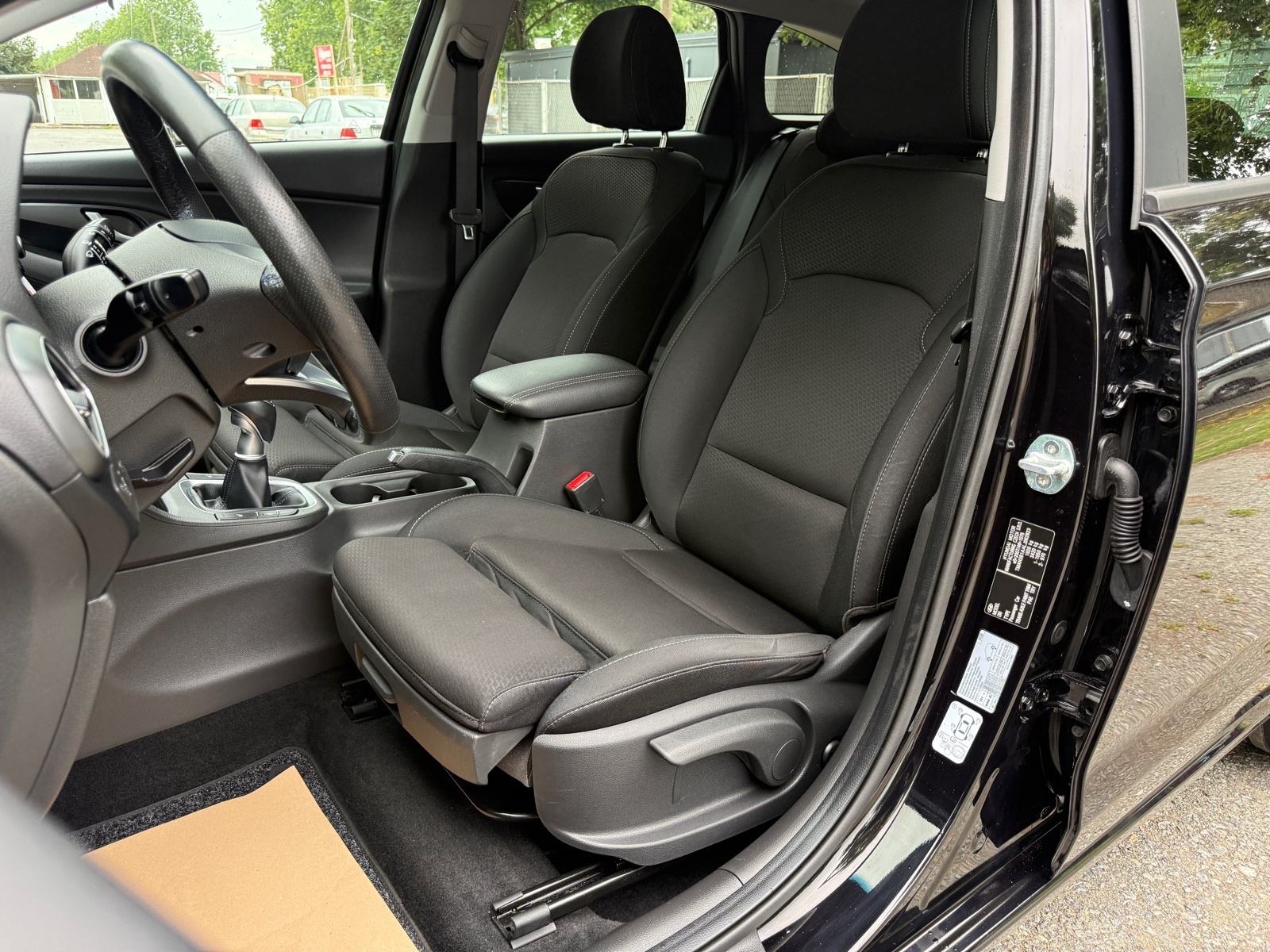Hyundai i30 1,6 CRDi YES-PANORAMA-NAVI-NOVE GUME-VELIKI SERVIS-JAMSTVO, fotografija 10