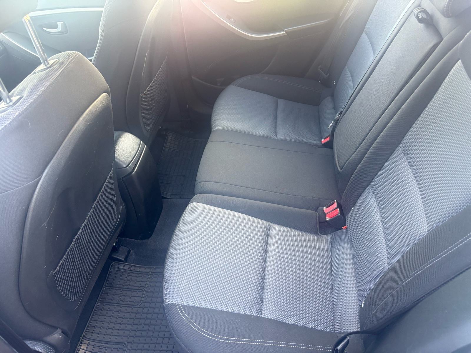 Hyundai i30 CW 1,4 CRDi tempomat,park,grijanje volana, fotografija 11