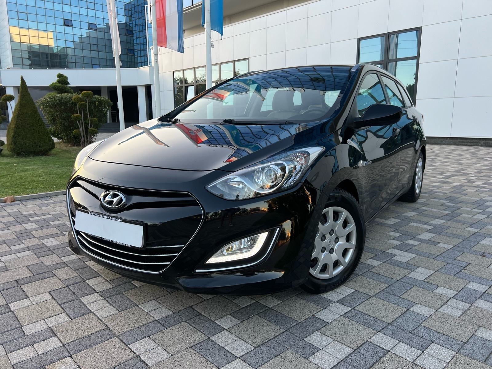 ** HYUNDAI I30 CW ** BLUE DRIVE ** 137.000 KM ** REG 1 GOD ** LED **, pogled izvana - slika 1