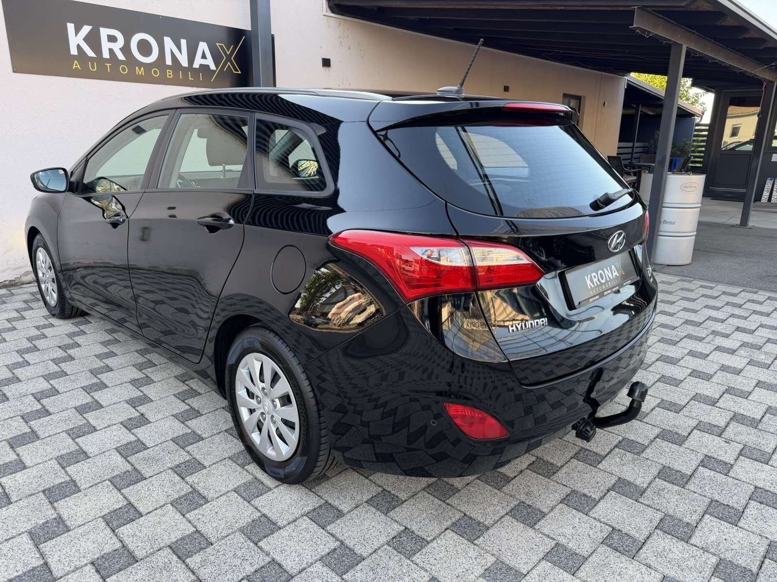 HYUNDAI i30 SW 1,6 CRDI Trend Blue (KLIMA,LED,NAVI,KAMERA,SERVISNA…), fotografija 7