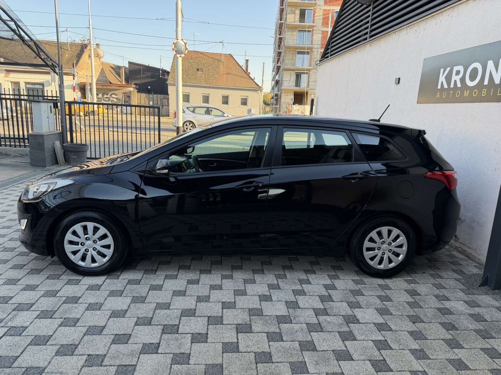 HYUNDAI i30 SW 1,6 CRDI Trend Blue (KLIMA,LED,NAVI,KAMERA,SERVISNA…), fotografija 8