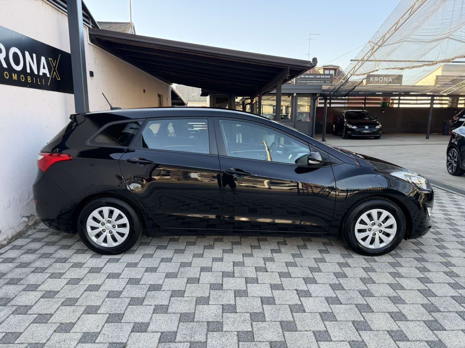 HYUNDAI i30 SW 1,6 CRDI Trend Blue (KLIMA,LED,NAVI,KAMERA,SERVISNA…), fotografija 9