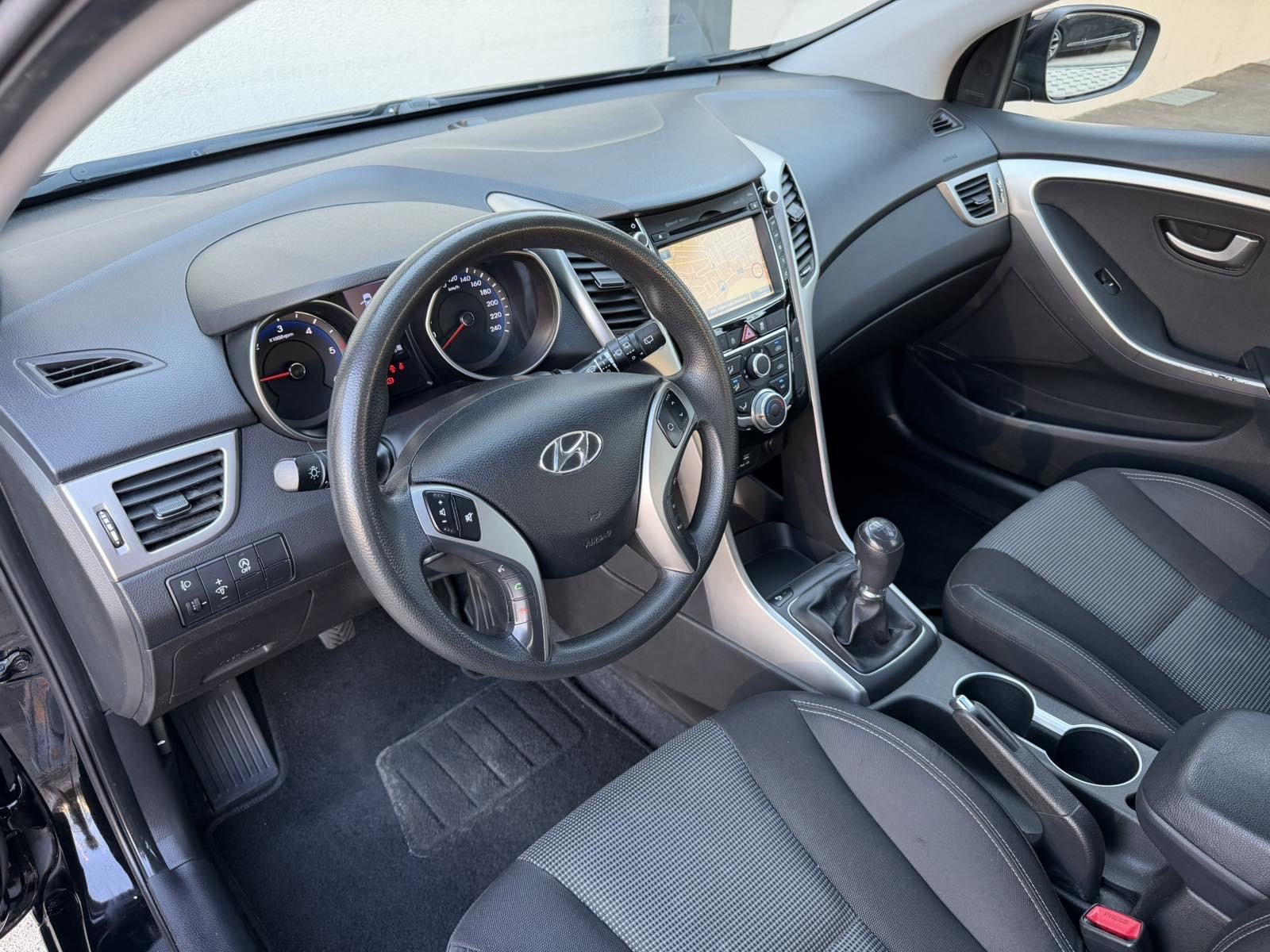 HYUNDAI i30 SW 1,6 CRDI Trend Blue (KLIMA,LED,NAVI,KAMERA,SERVISNA…), fotografija 13