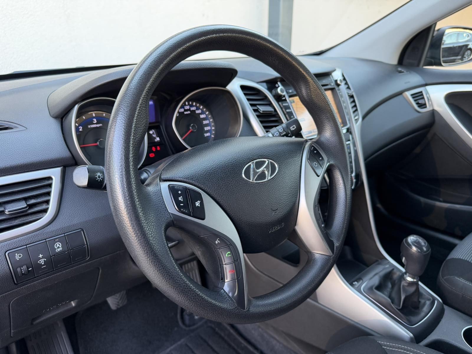HYUNDAI i30 SW 1,6 CRDI Trend Blue (KLIMA,LED,NAVI,KAMERA,SERVISNA…), fotografija 16