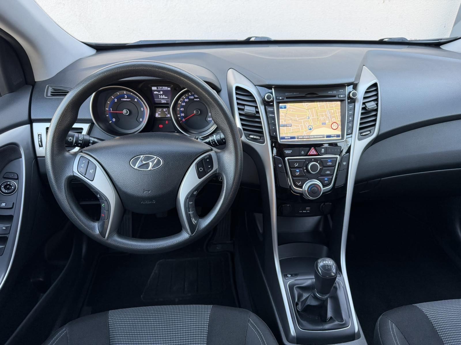 HYUNDAI i30 SW 1,6 CRDI Trend Blue (KLIMA,LED,NAVI,KAMERA,SERVISNA…), fotografija 18