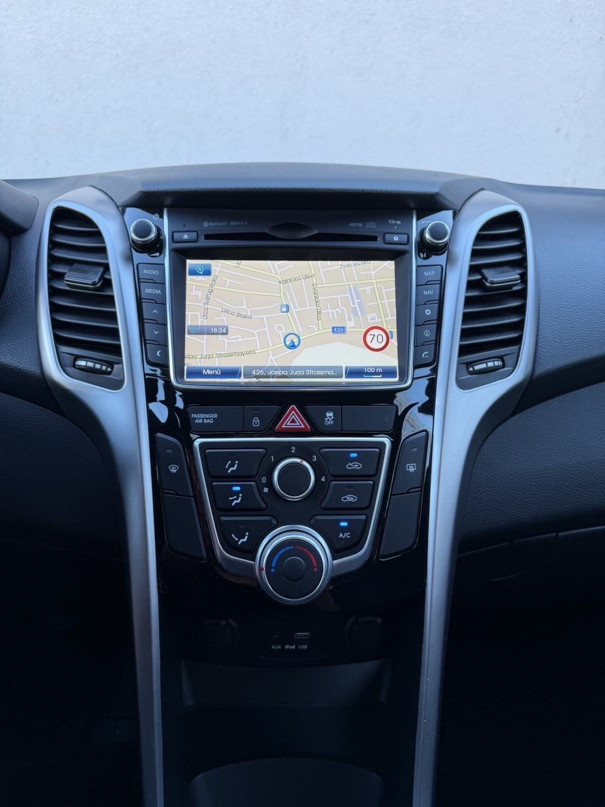 HYUNDAI i30 SW 1,6 CRDI Trend Blue (KLIMA,LED,NAVI,KAMERA,SERVISNA…), fotografija 20