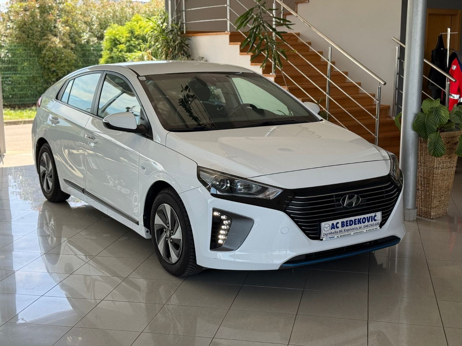 Hyundai Ioniq 1,6 GDI kamera grijana sjedala i volan servisna knjižica, pogled izvana - slika 1