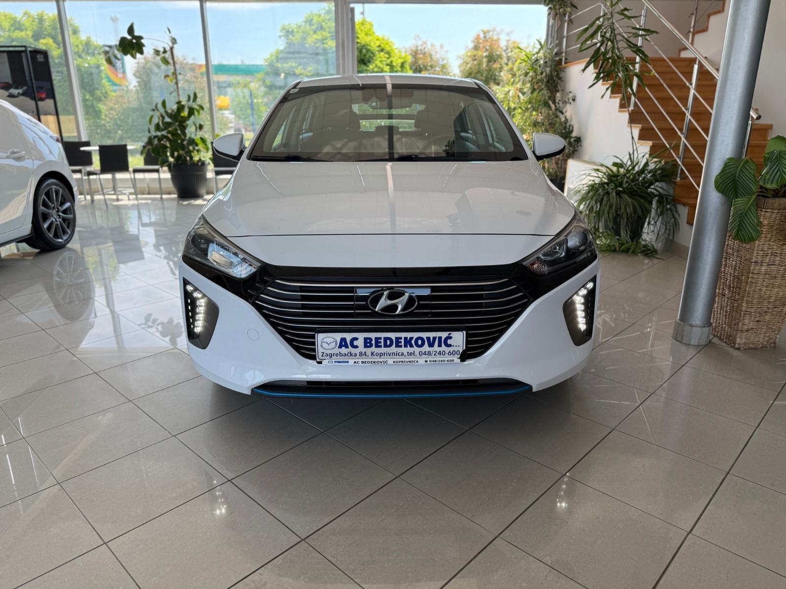 Hyundai Ioniq 1,6 GDI kamera grijana sjedala i volan servisna knjižica, pogled izvana - slika 2