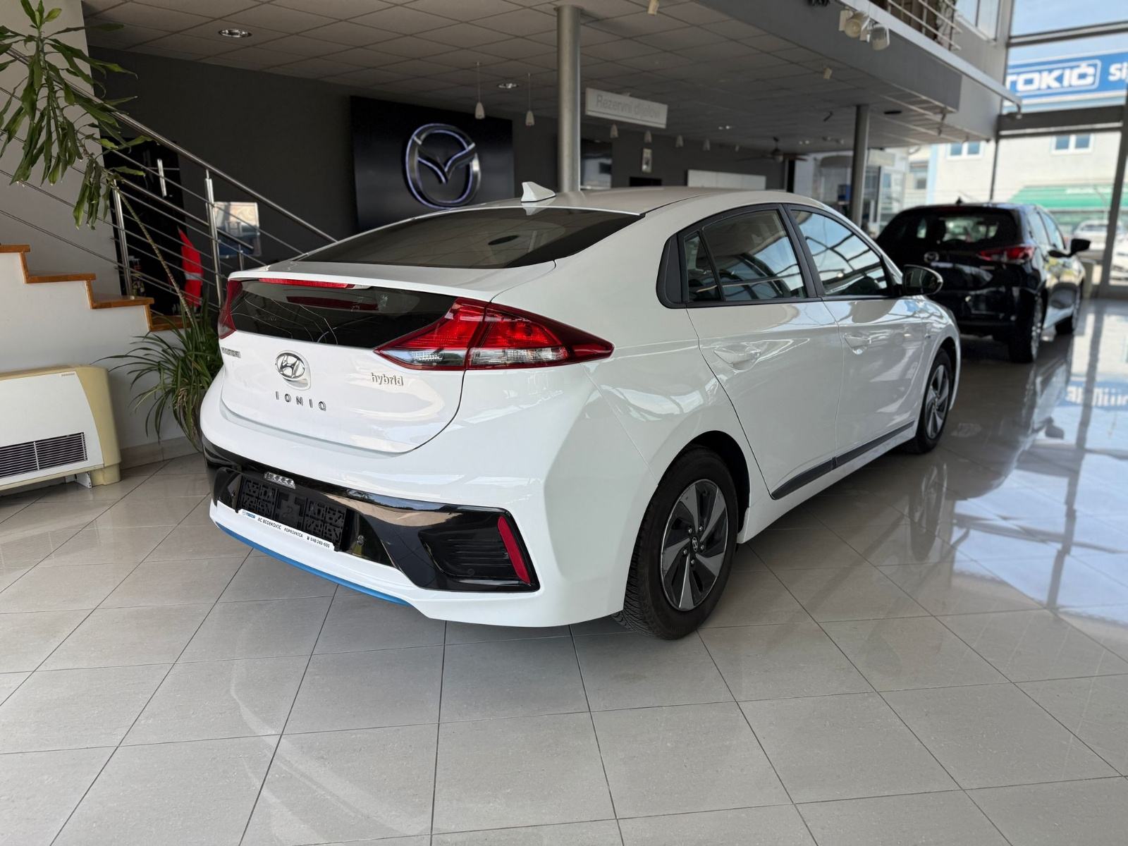 Hyundai Ioniq 1,6 GDI kamera grijana sjedala i volan servisna knjižica, fotografija 6