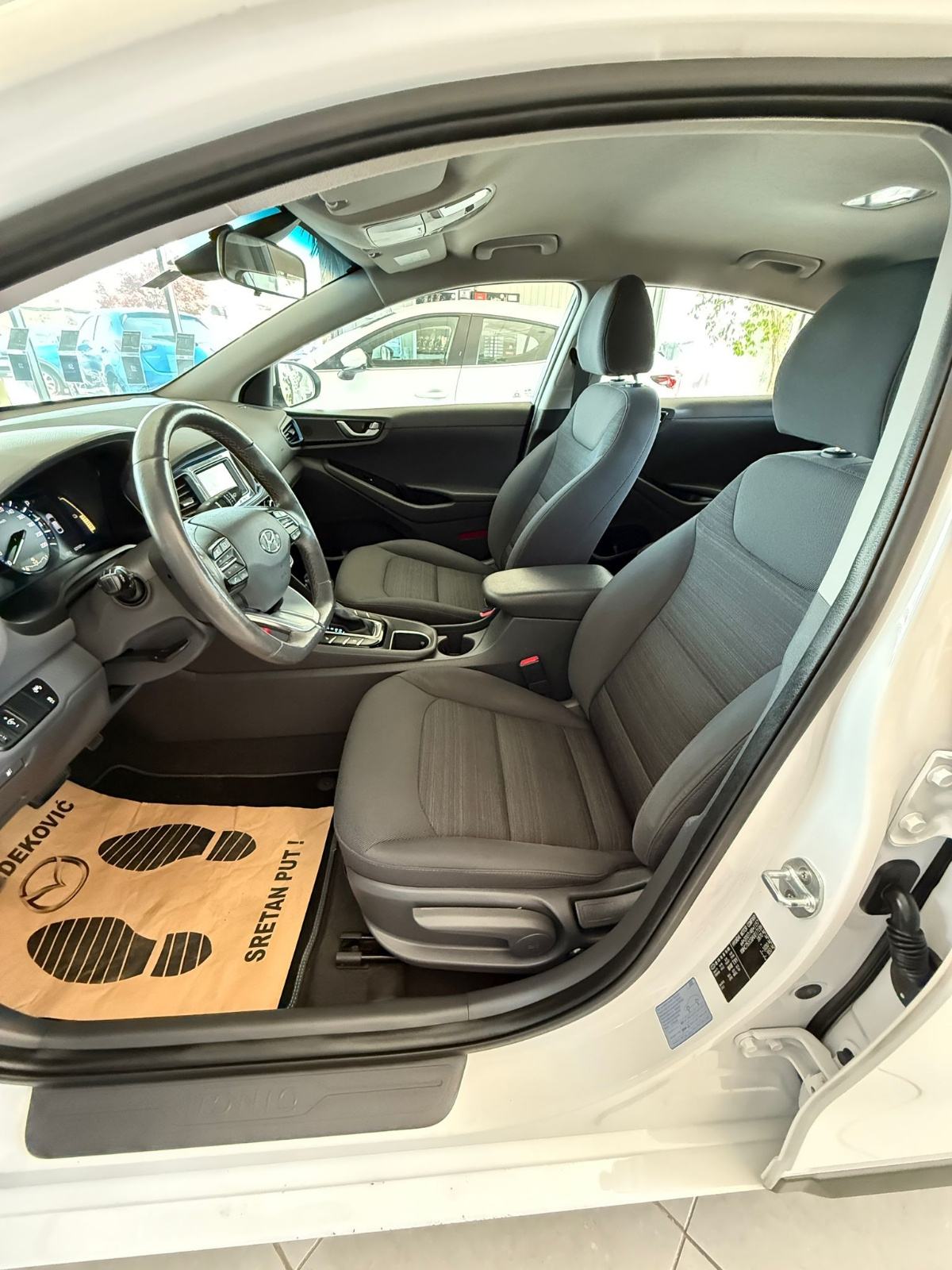 Hyundai Ioniq 1,6 GDI kamera grijana sjedala i volan servisna knjižica, fotografija 9
