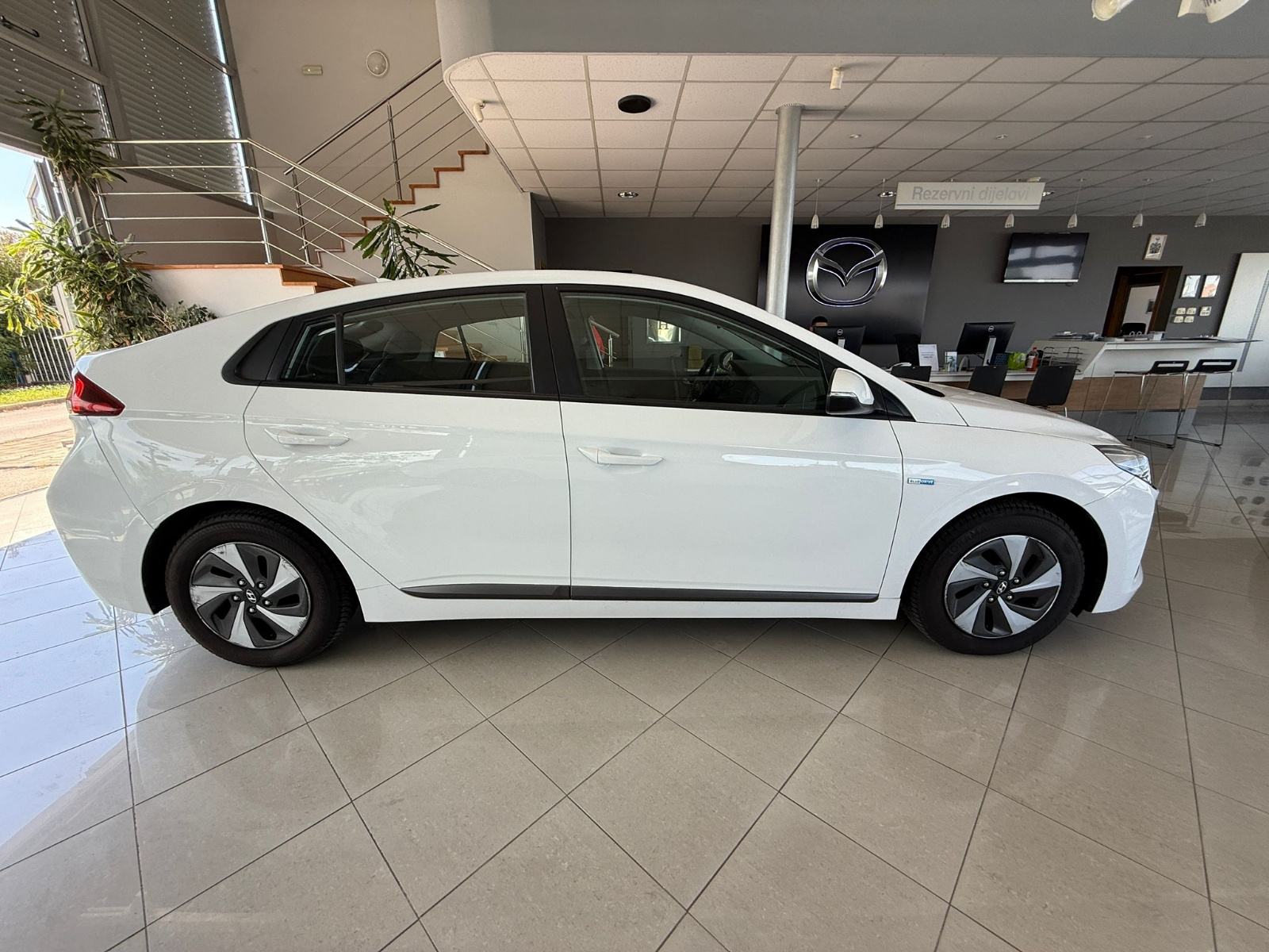 Hyundai Ioniq 1,6 GDI kamera grijana sjedala i volan servisna knjižica, fotografija 7