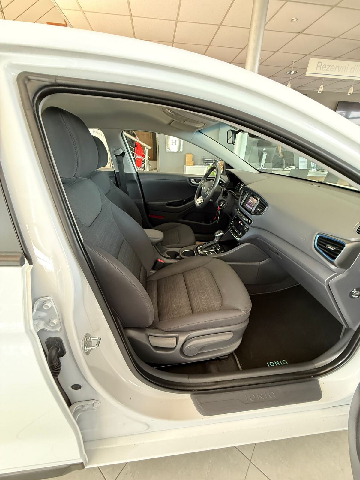 Hyundai Ioniq 1,6 GDI kamera grijana sjedala i volan servisna knjižica, fotografija 11