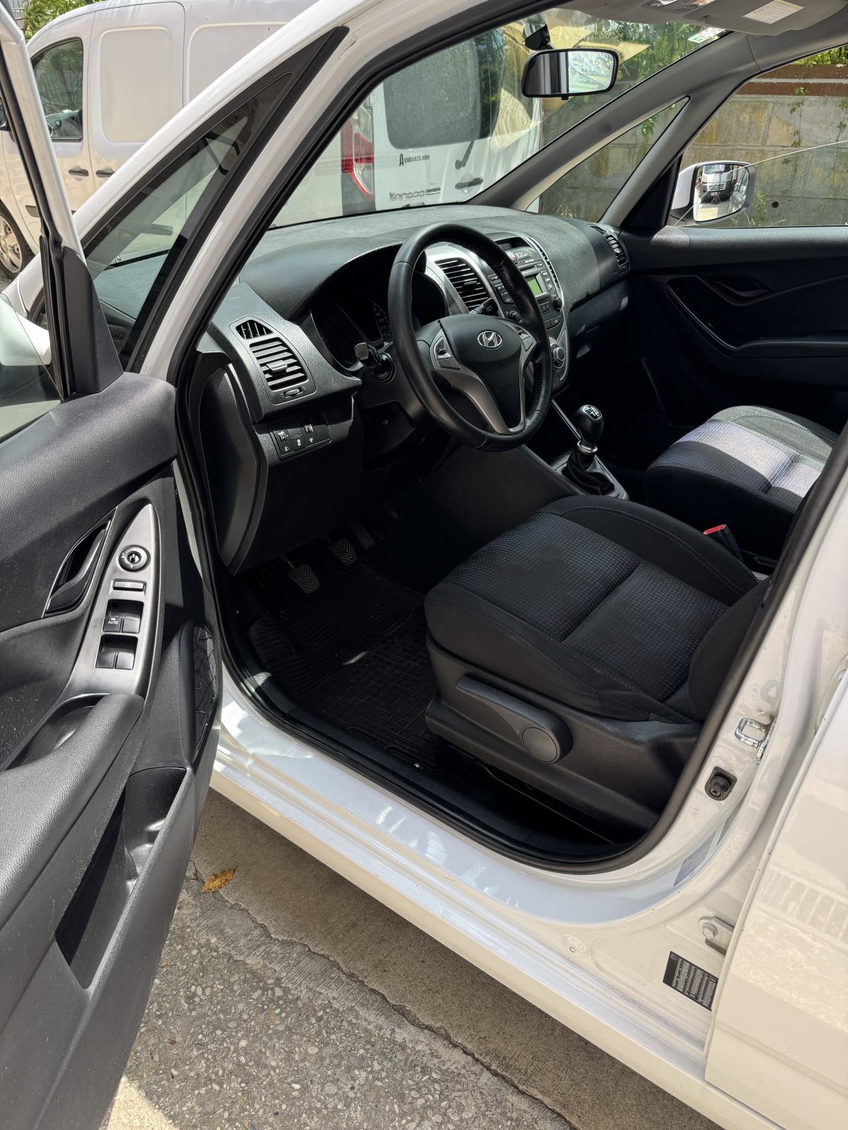 Hyundai ix20 1,4 CRDi TOP STANJE SAMO 127000 KM, fotografija 4