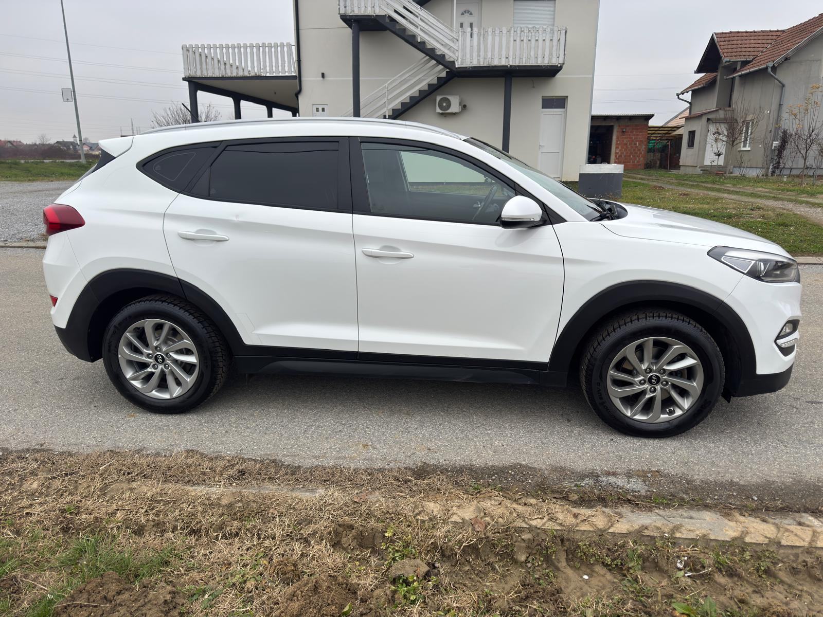 Hyundai Tucson 1.7 CRDi-2017god.md-CLIMATRONIC-media,alu,xenon,KARTICE, fotografija 4