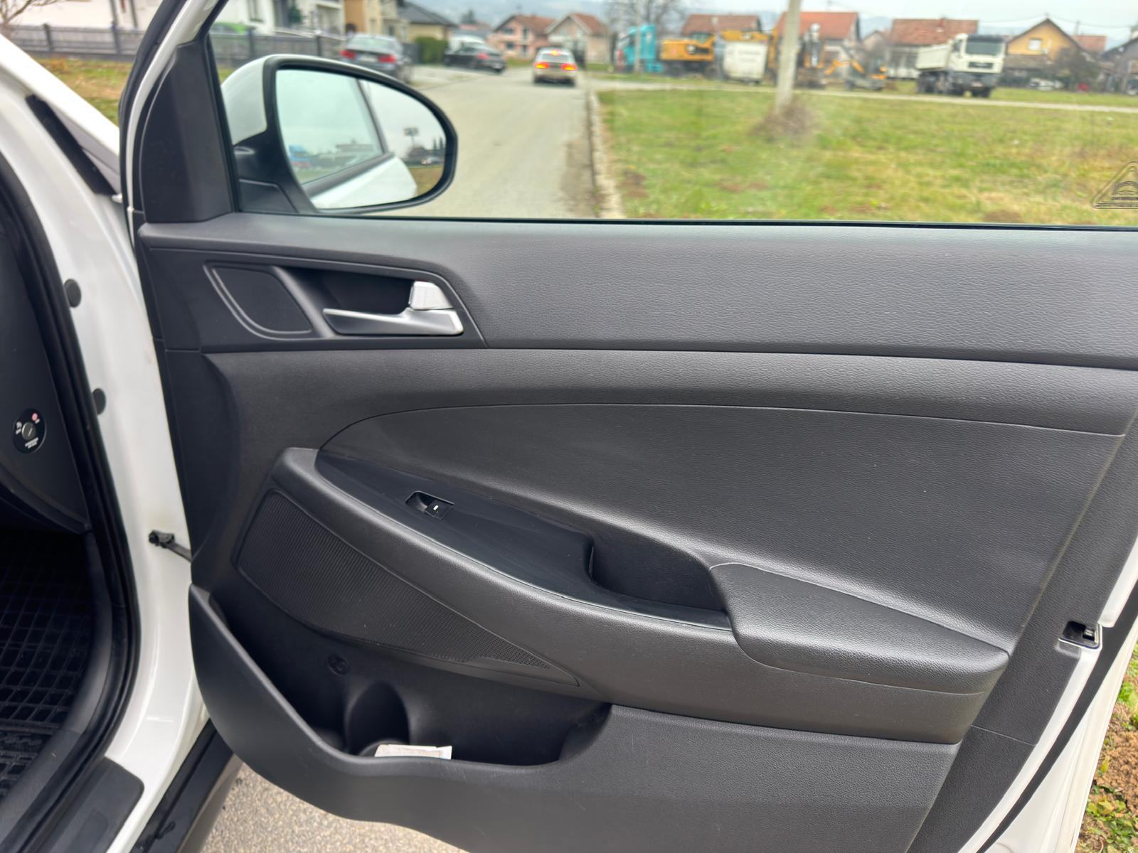 Hyundai Tucson 1.7 CRDi-2017god.md-CLIMATRONIC-media,alu,xenon,KARTICE, fotografija 12