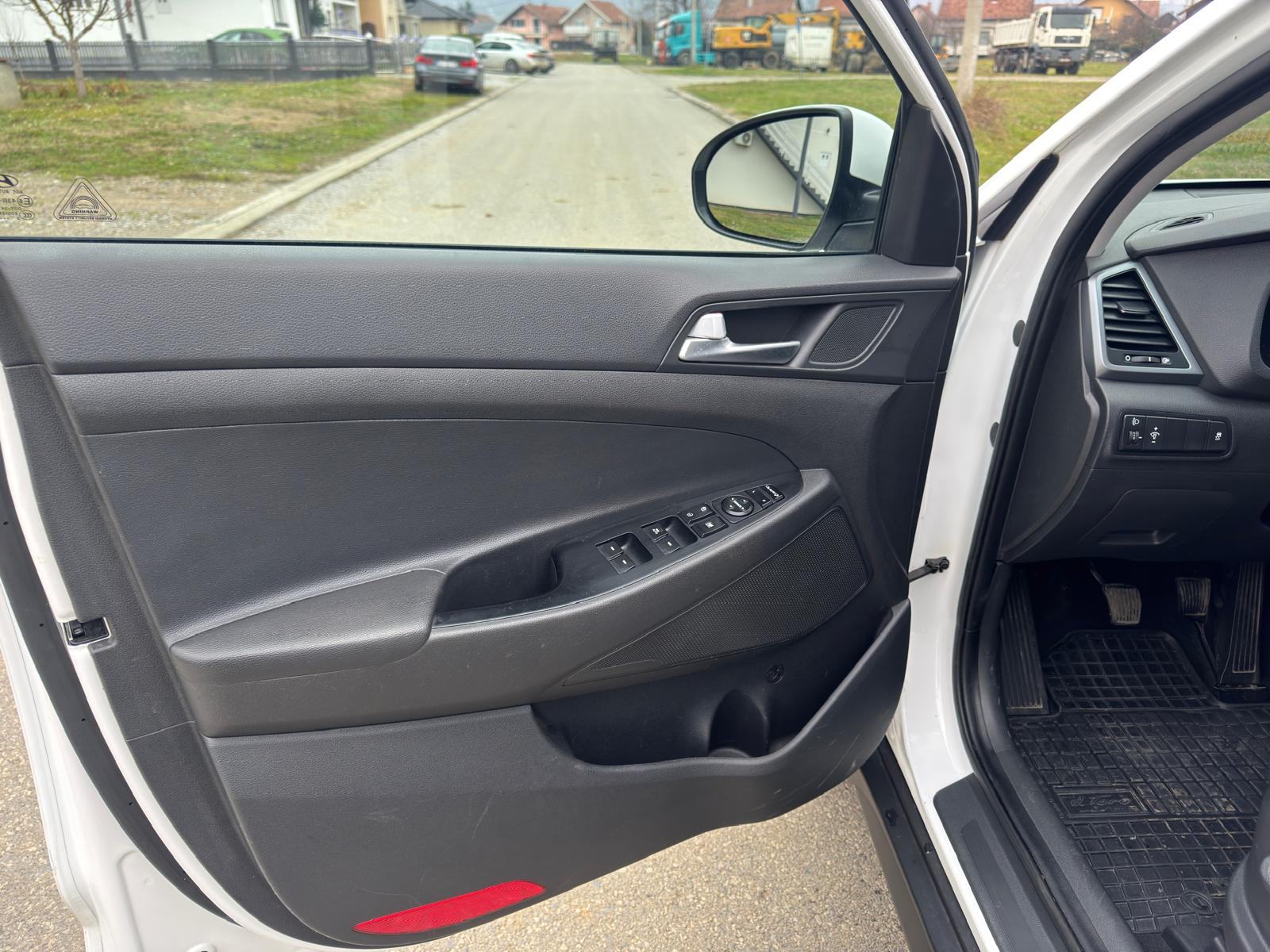 Hyundai Tucson 1.7 CRDi-2017god.md-CLIMATRONIC-media,alu,xenon,KARTICE, fotografija 13