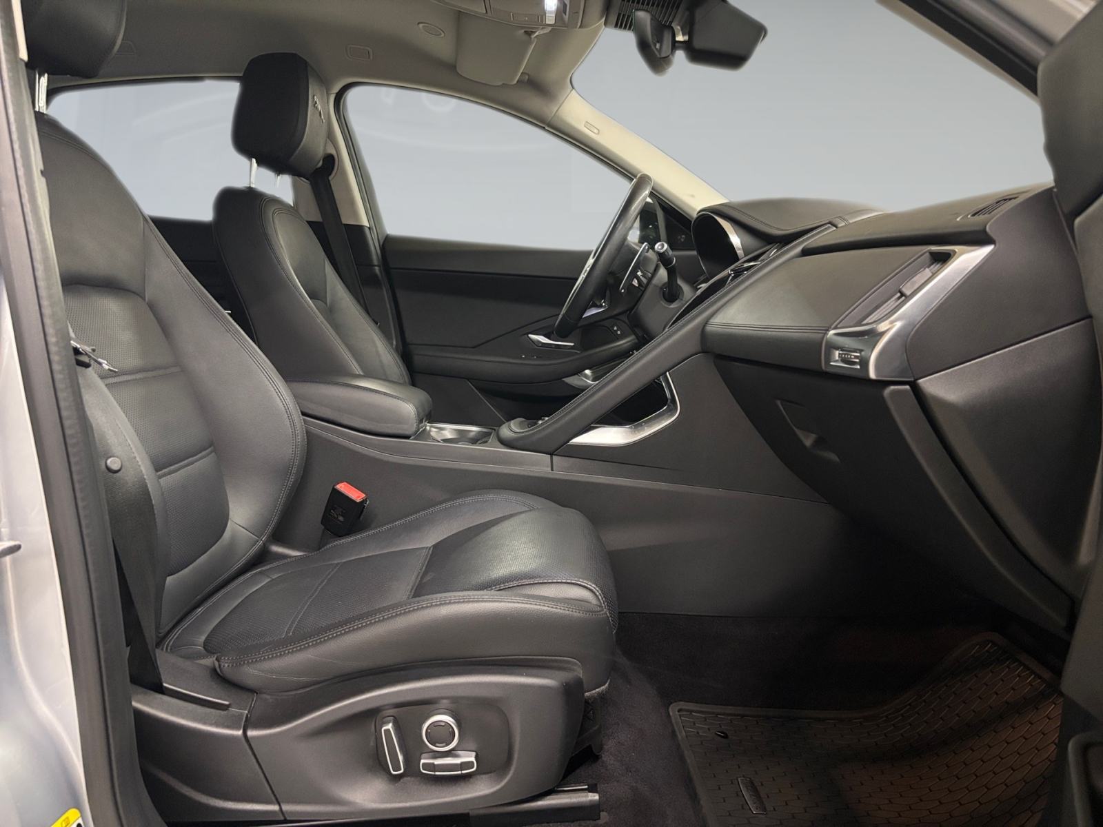 Jaguar E-Pace S 1.5 160 FWD A9 MHEV, fotografija 10