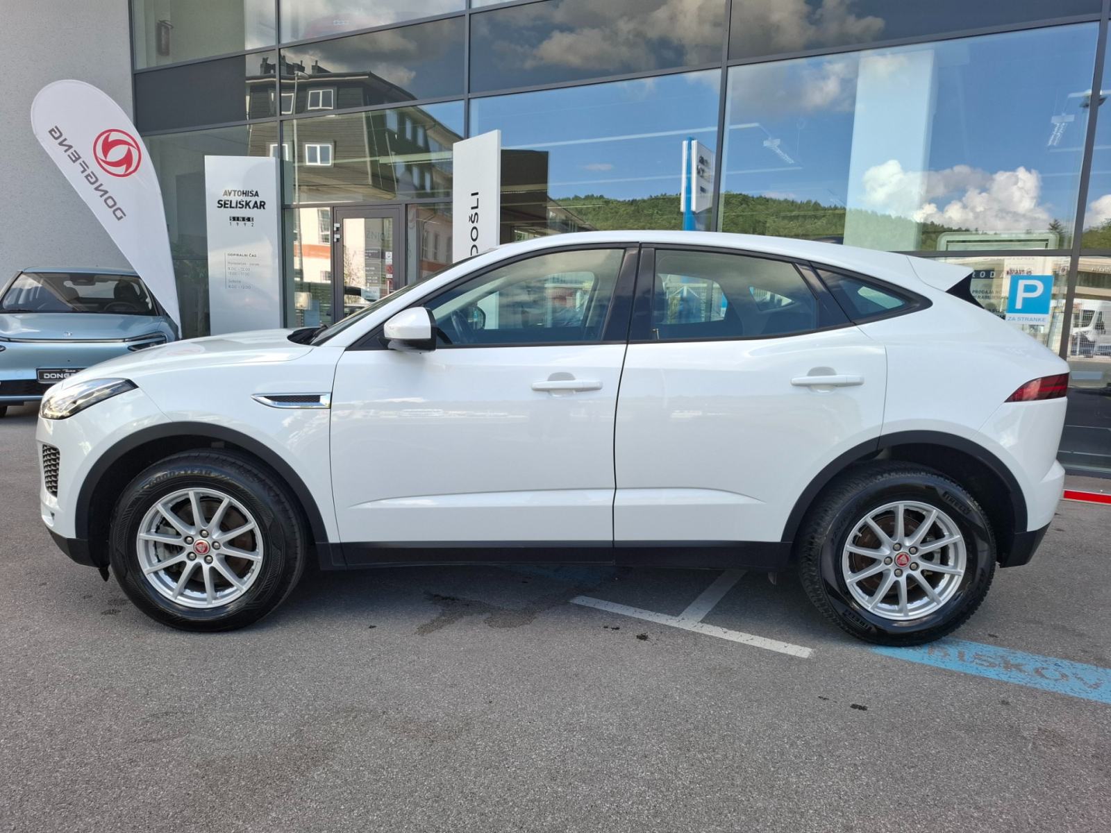 Jaguar E-Pace 2.0 150D TD4 FWD + POTRJENA SERVISNA KNJIGA, fotografija 4