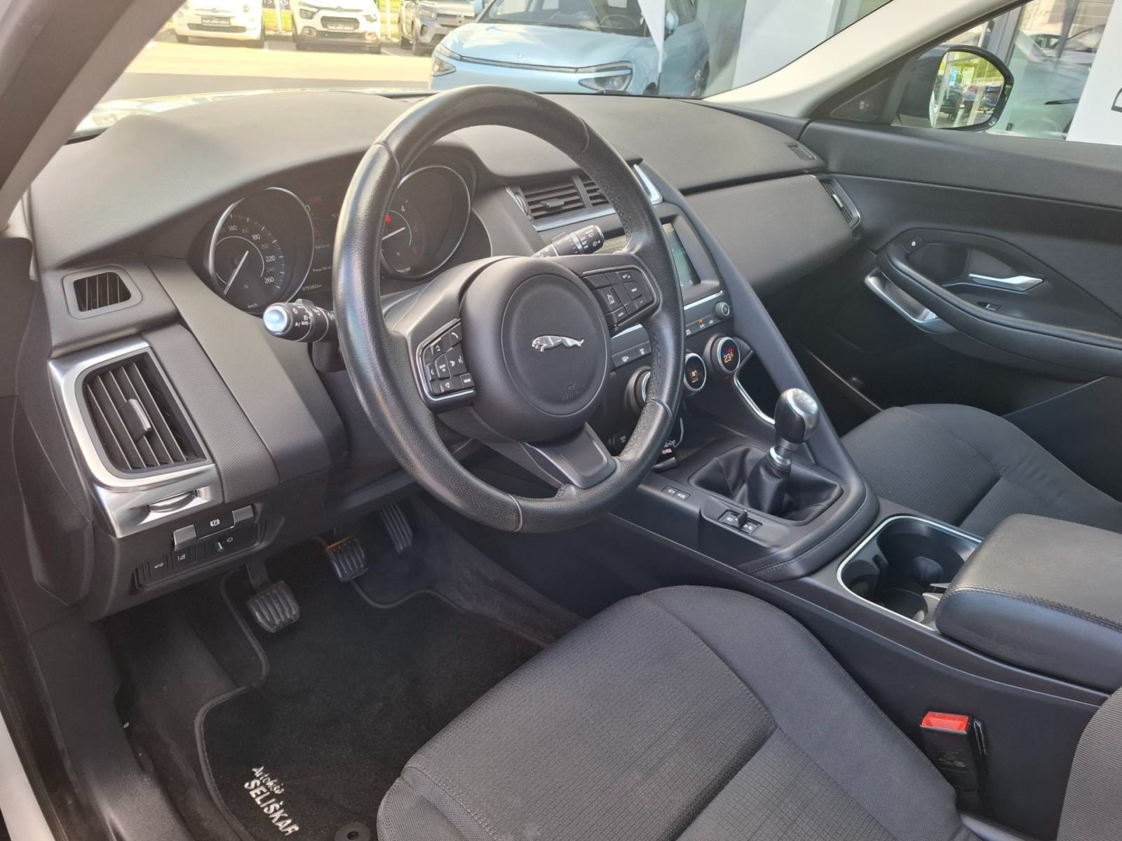 Jaguar E-Pace 2.0 150D TD4 FWD + POTRJENA SERVISNA KNJIGA, fotografija 8