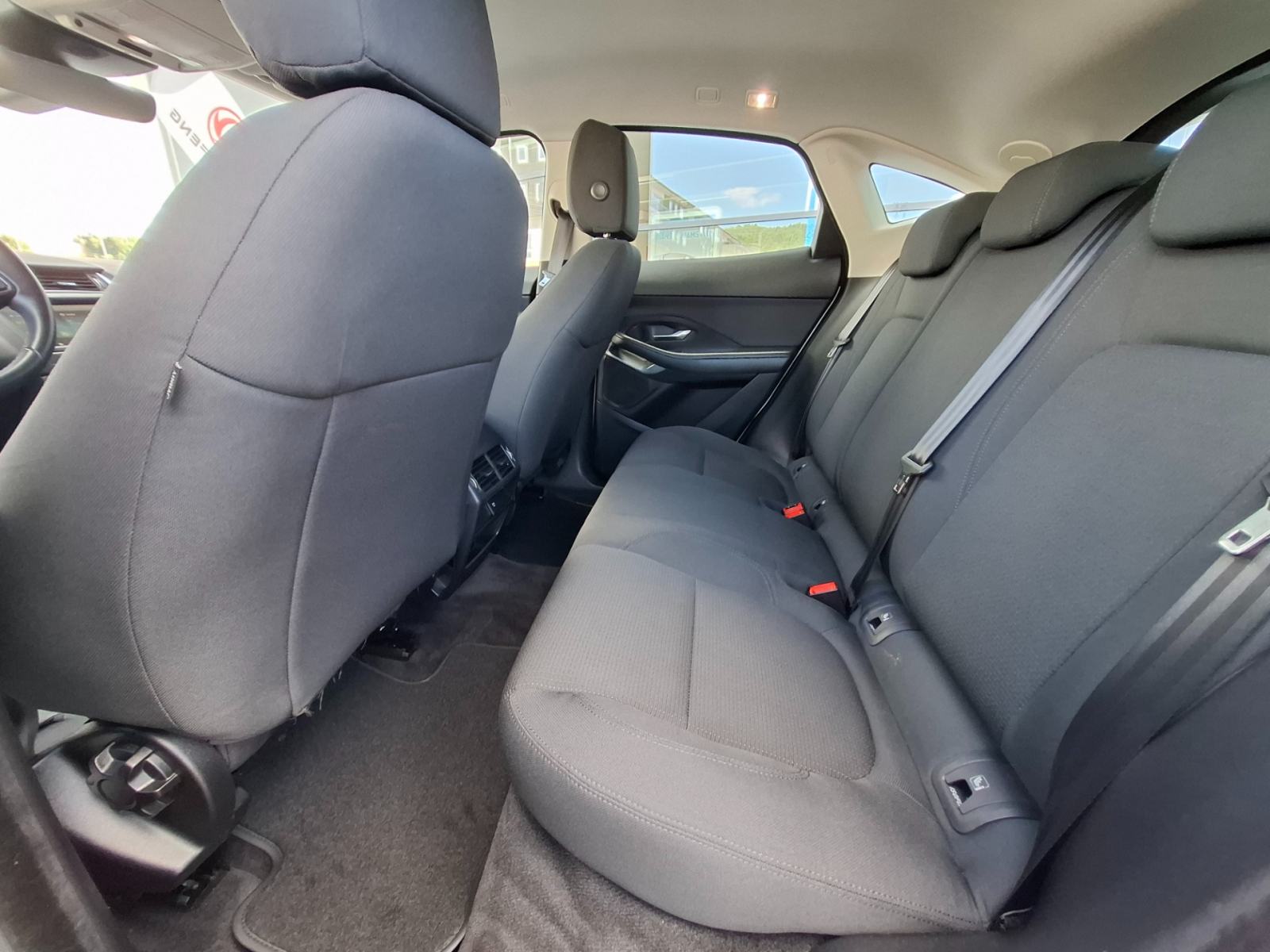 Jaguar E-Pace 2.0 150D TD4 FWD + POTRJENA SERVISNA KNJIGA, fotografija 9