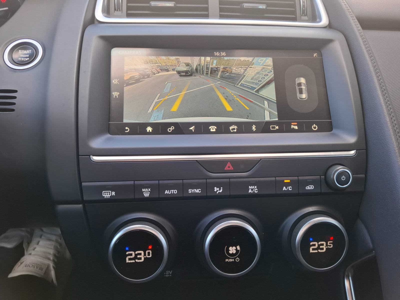 Jaguar E-Pace 2.0 150D TD4 FWD + POTRJENA SERVISNA KNJIGA, fotografija 11