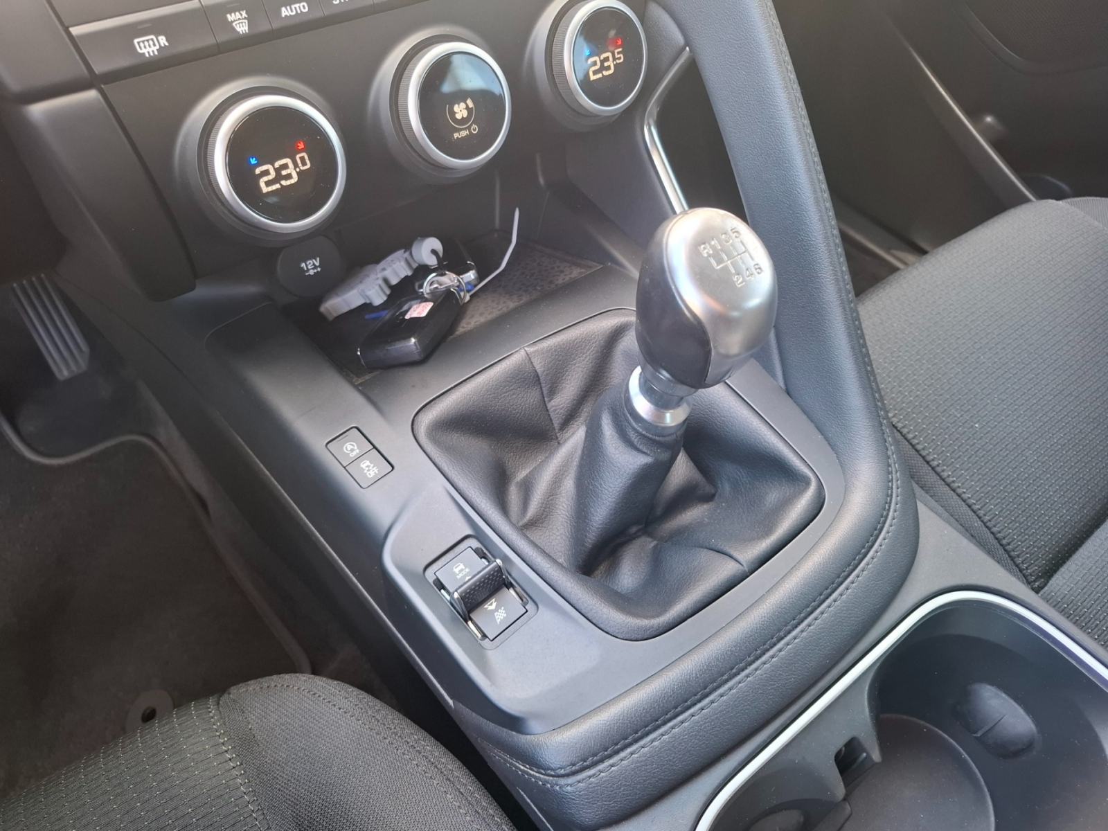 Jaguar E-Pace 2.0 150D TD4 FWD + POTRJENA SERVISNA KNJIGA, fotografija 13