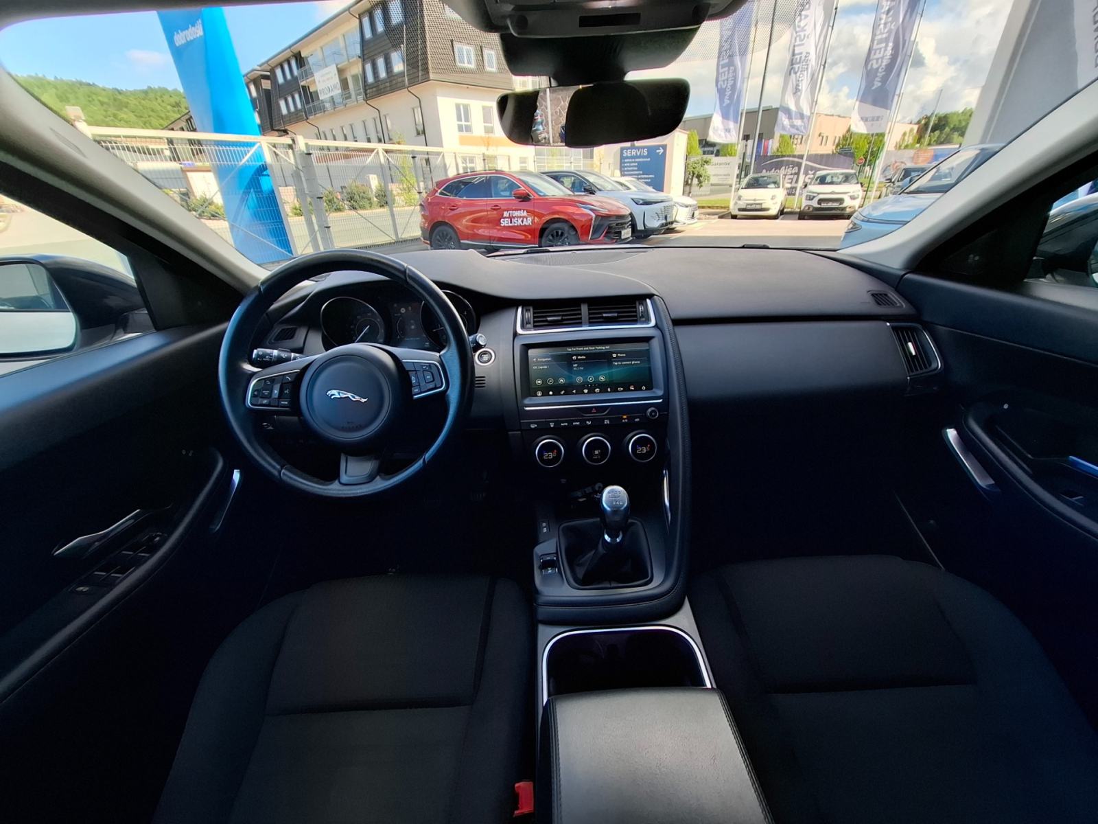 Jaguar E-Pace 2.0 150D TD4 FWD + POTRJENA SERVISNA KNJIGA, fotografija 14