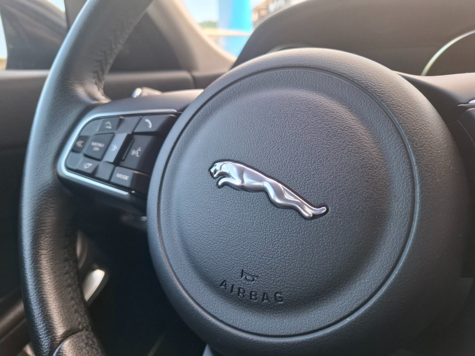 Jaguar E-Pace 2.0 150D TD4 FWD + POTRJENA SERVISNA KNJIGA, fotografija 17