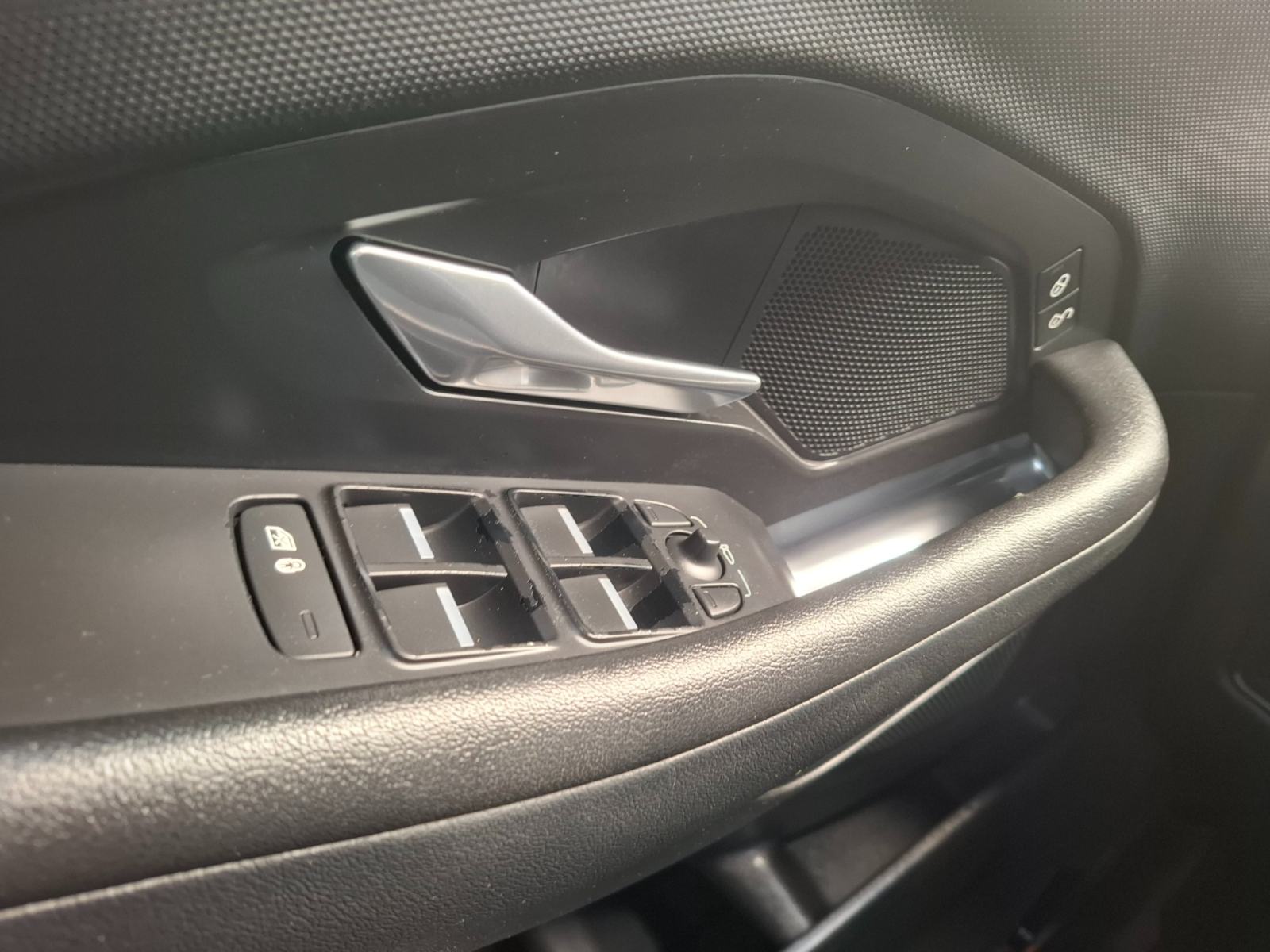 Jaguar E-Pace 2.0 150D TD4 FWD + POTRJENA SERVISNA KNJIGA, fotografija 18