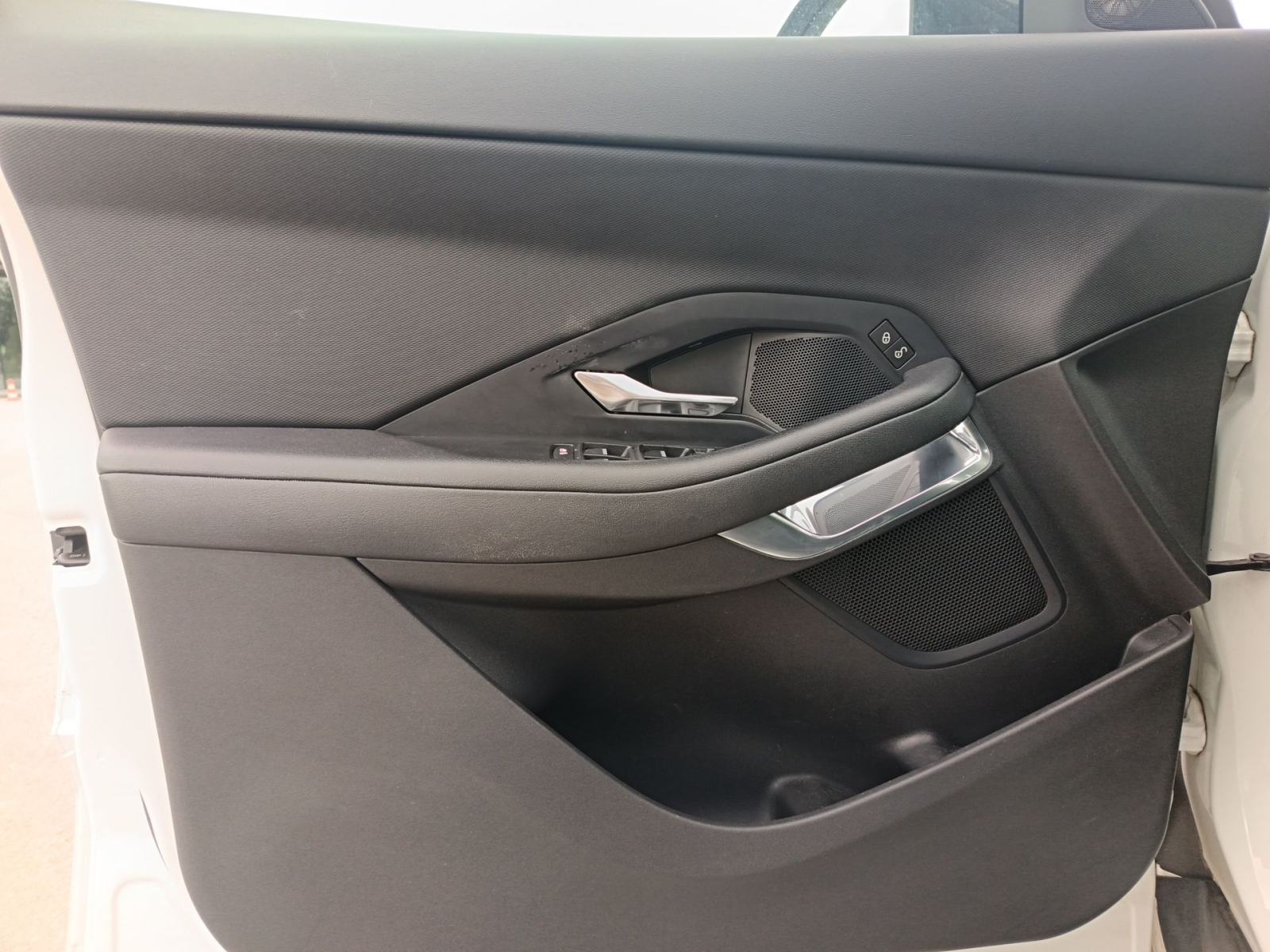 Jaguar E-Pace 2.0 D BASE - 3 godine jamstva, fotografija 16