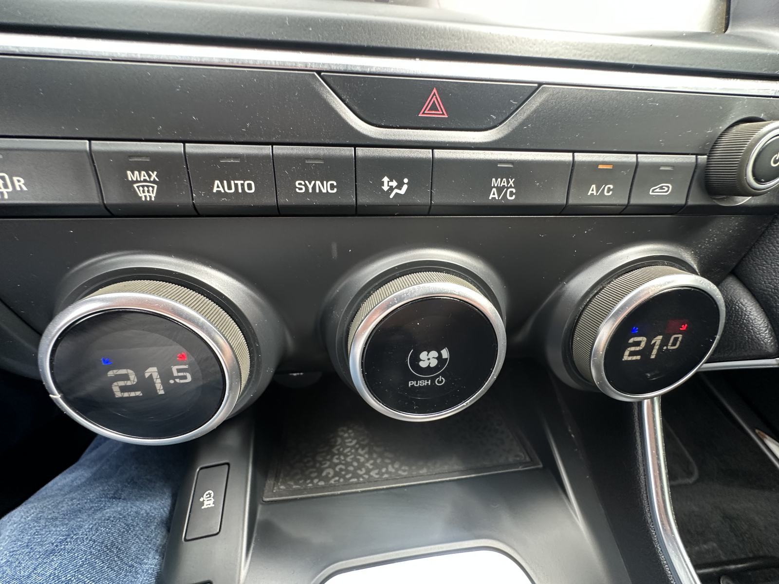 Jaguar E-Pace 2.0 TD4 180 KM 4x4 sam.m. R-Dynamic.KAMERA.LED.NAV, fotografija 6