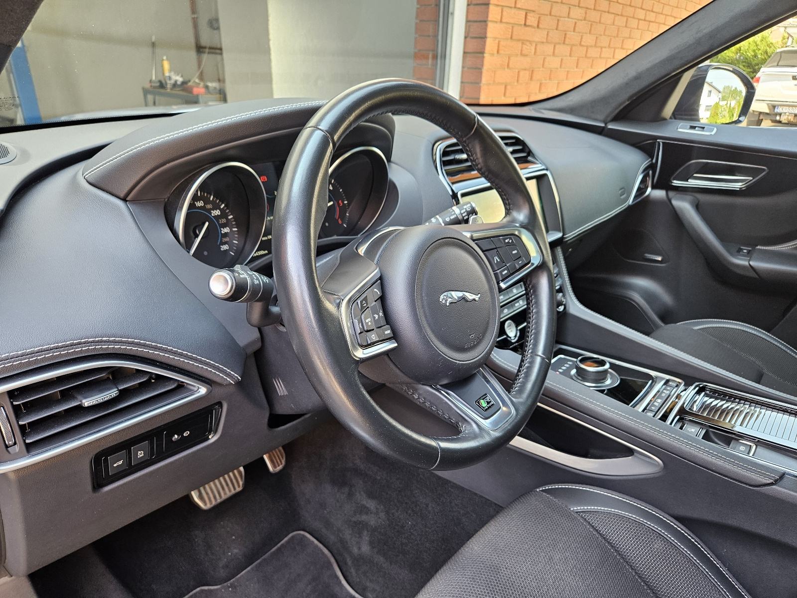 Jaguar F-Pace, R-Sport, 66.300km, fotografija 12