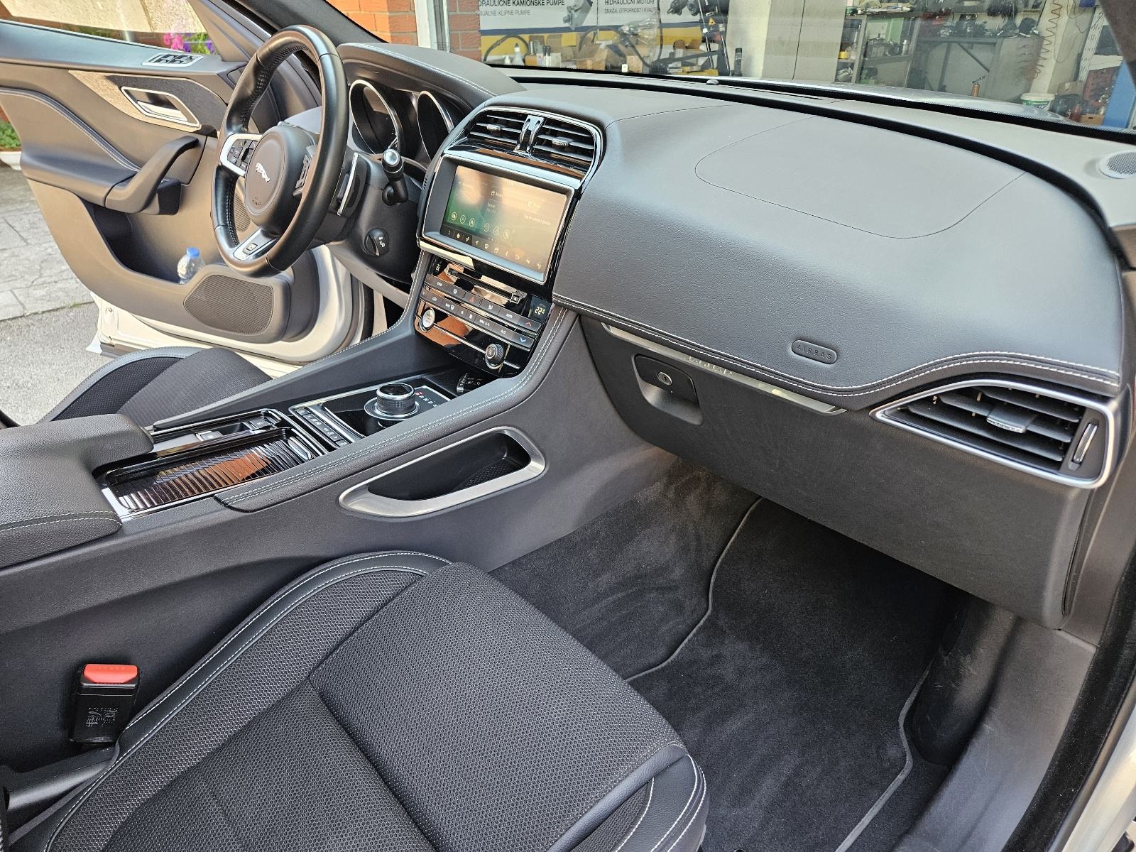 Jaguar F-Pace, R-Sport, 66.300km, fotografija 14
